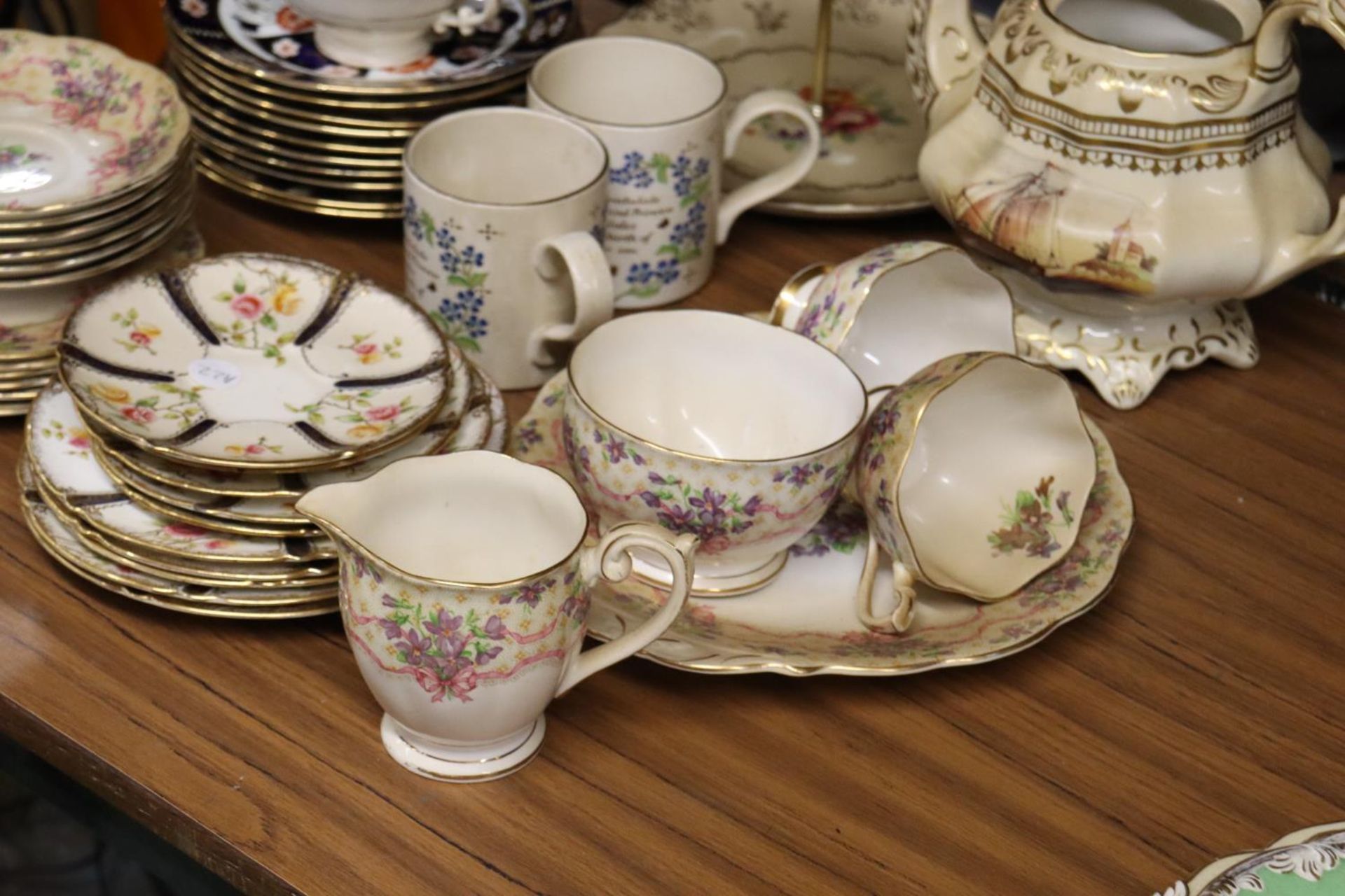 A QUANTITY OF VINTAGE TEAWARE TO INCLUDE QUEEN ANNE, 'SWEET VIOLETS', ETC, CUPS, SAUCERS, SIDE - Image 5 of 5