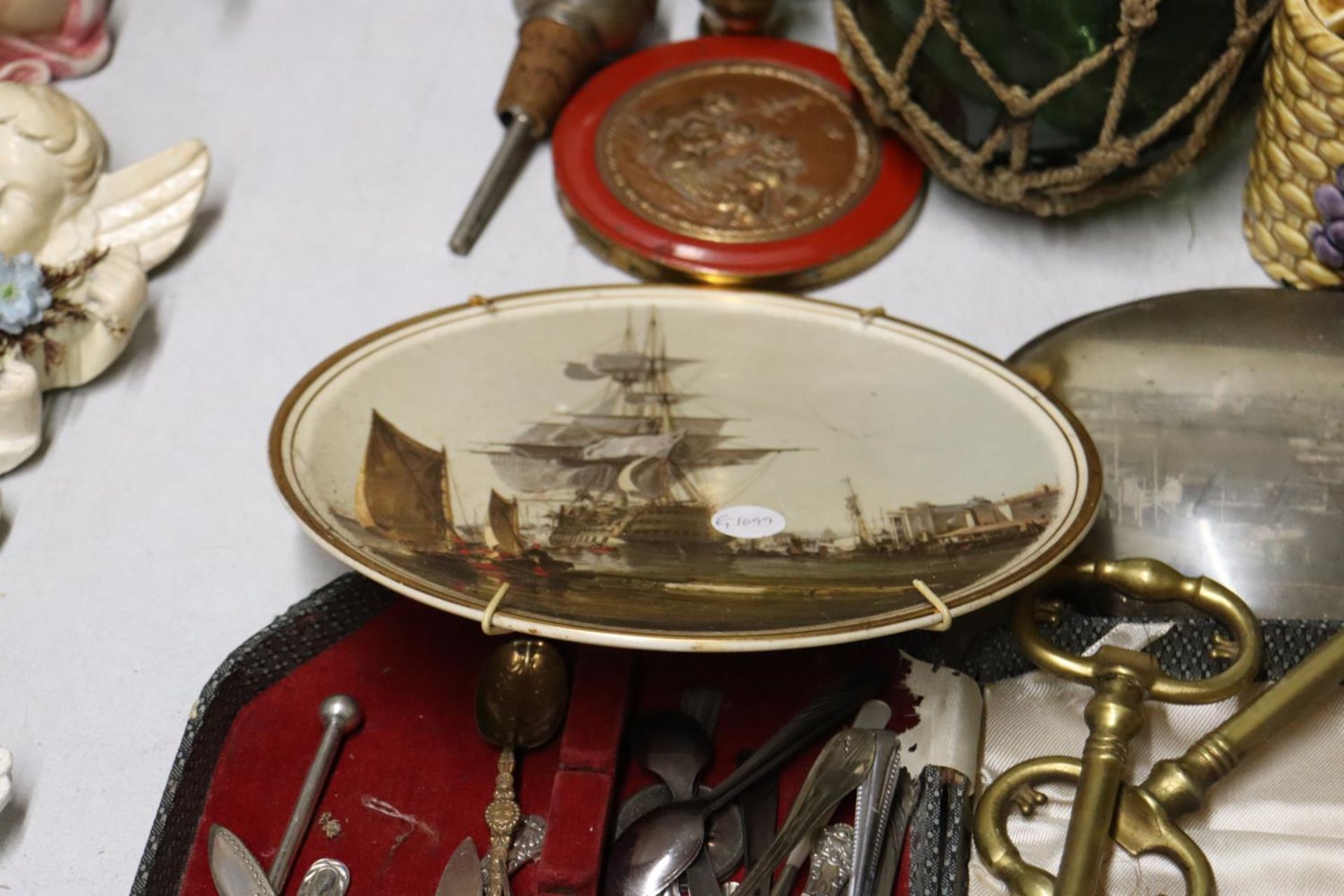 A MIXED LOT TO INCLUDE TWO LARGE BRASS KEYS, A QUANTITY OF FLATWARE, A CABINET PLATE PLUS SHIP IN - Bild 3 aus 9