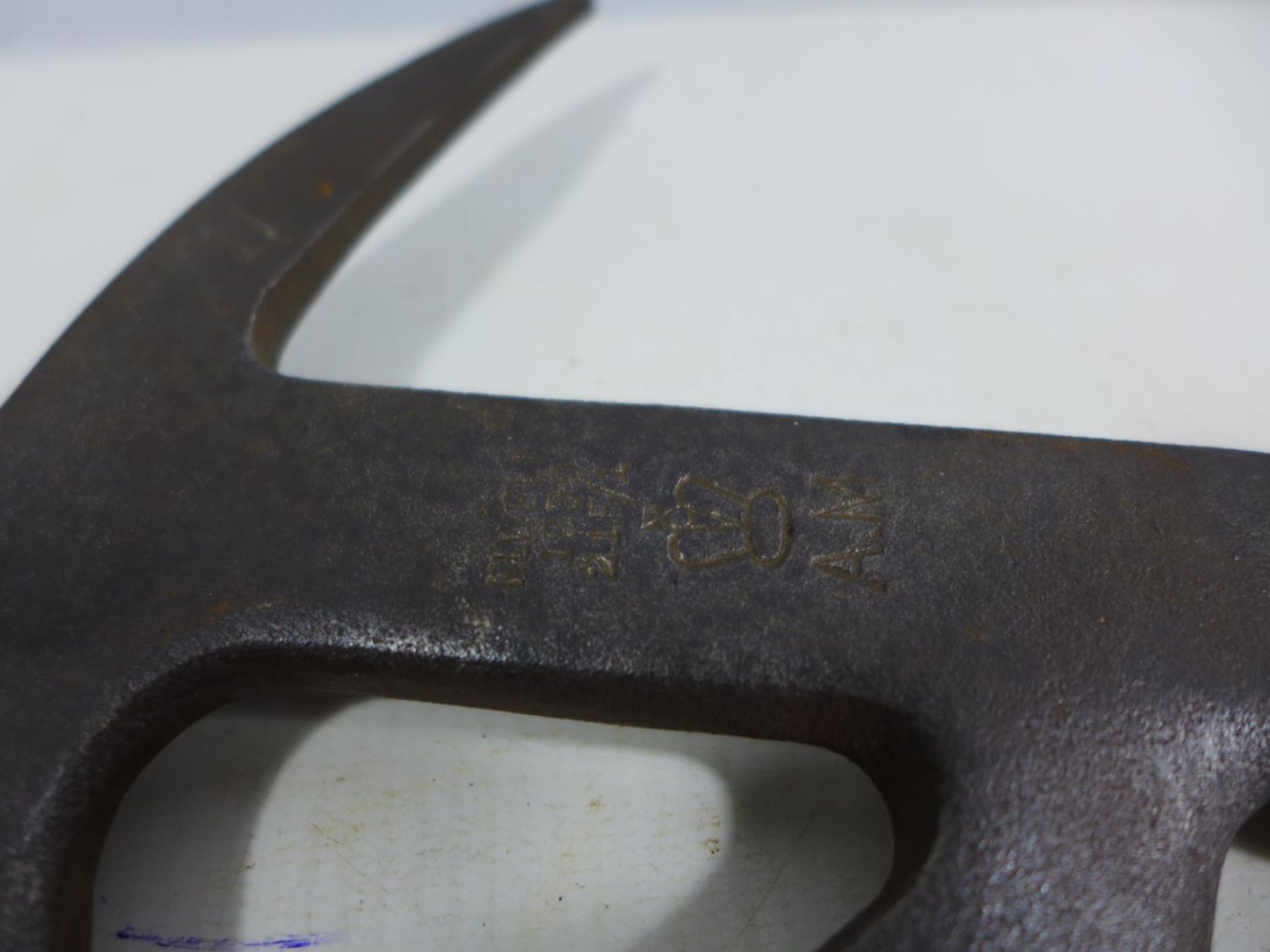 A WORLD WAR II AIR MINISTRY ESCAPE AXE, DATED 1939, LENGTH 40CM - Image 2 of 3