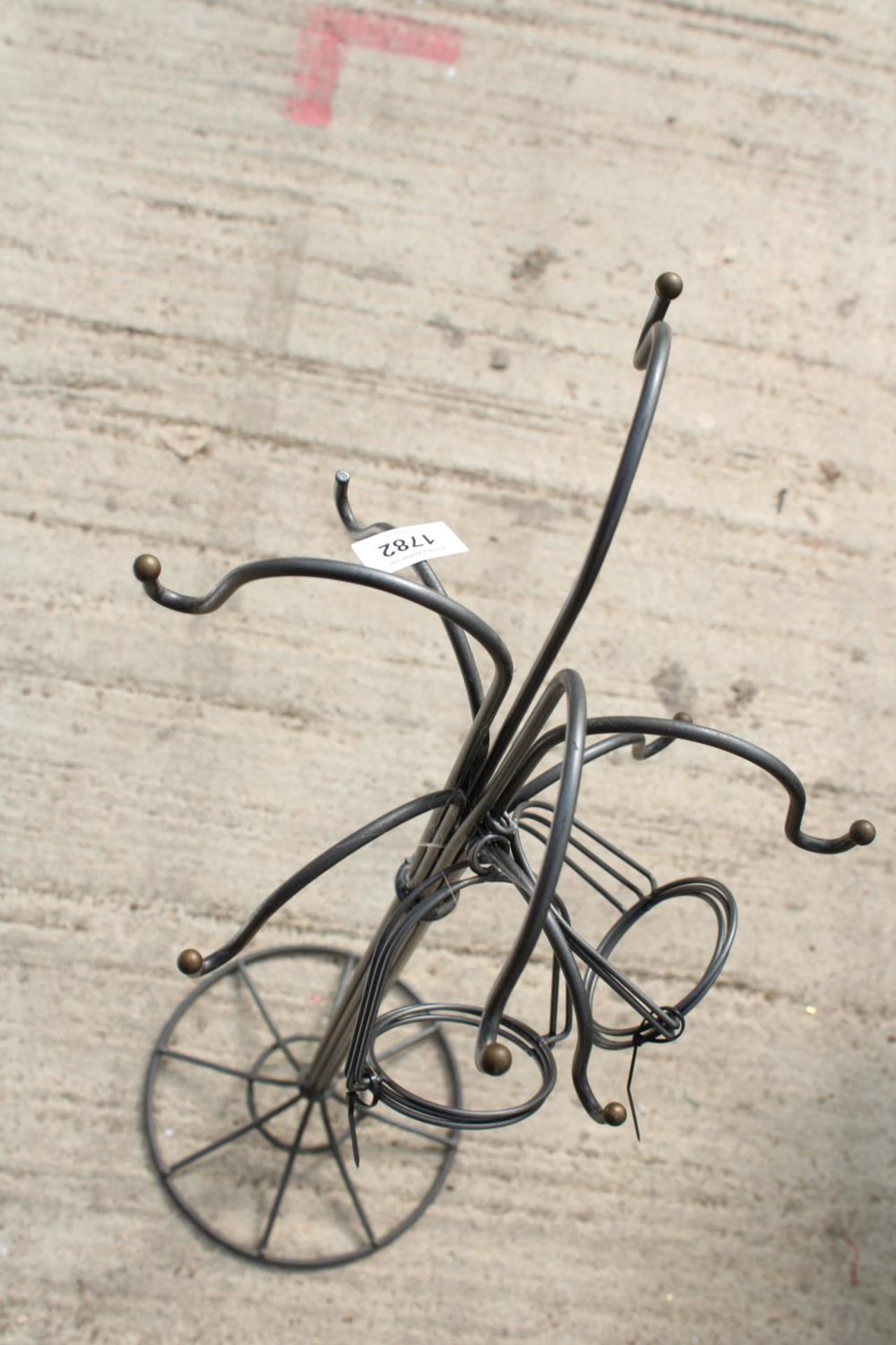 A DECORATIVE METAL HAT STAND - Bild 2 aus 2