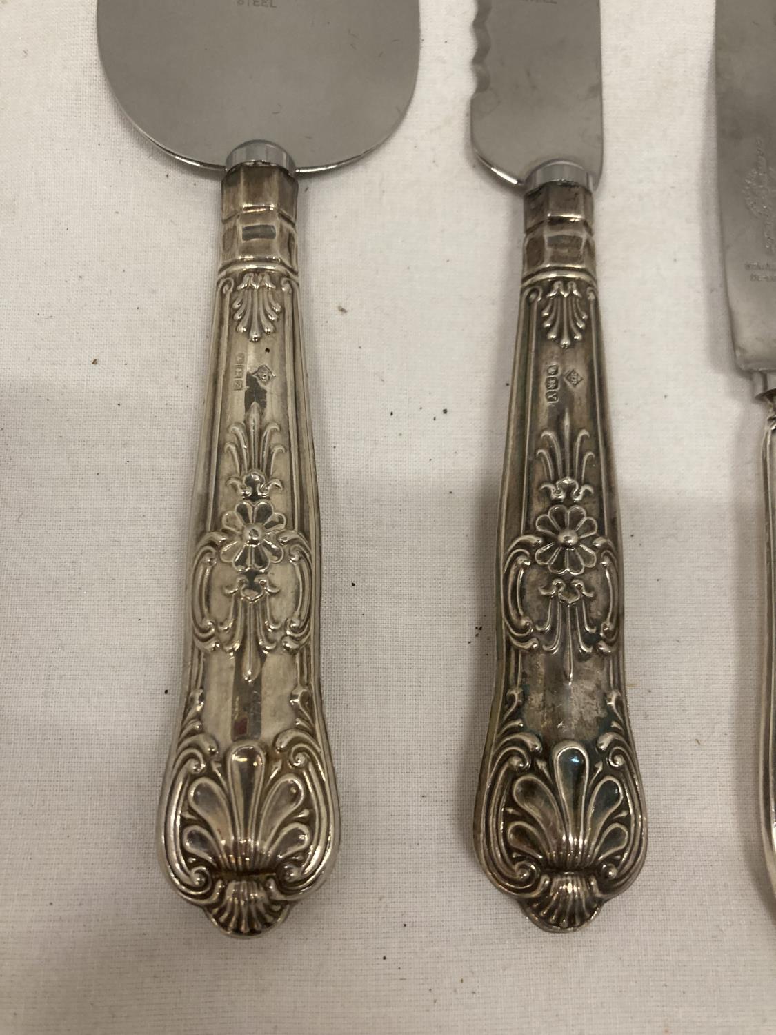 SEVEN SILVER ITEMS TO INCLUDE HALLMARKED SHEFFIELD SILVER HANDLED KNIFE AND CAKE SLICE, A GEORGIAN - Image 2 of 7