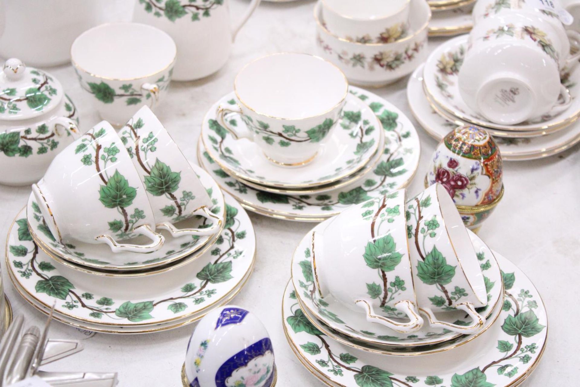 A "CROWN STAFFORDSHIRE" - GREEN IVY TEASET SET TO INCLUDE CUPS, SAUCERS, JUG AND SUGAR BOWL WITH A - Image 4 of 5