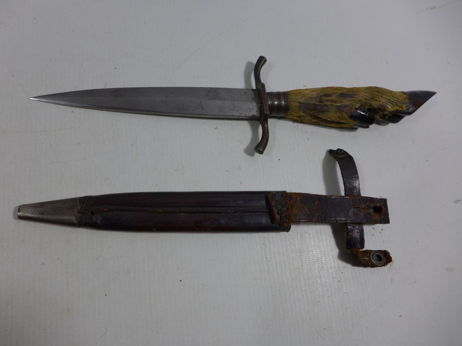 A WORLD WAR I IMPERIAL GERMAN DAGGER AND LEATHER SCABBARD, 15.5CM BLADE STAMPED E.V.D STEINEN & CO - Image 4 of 5