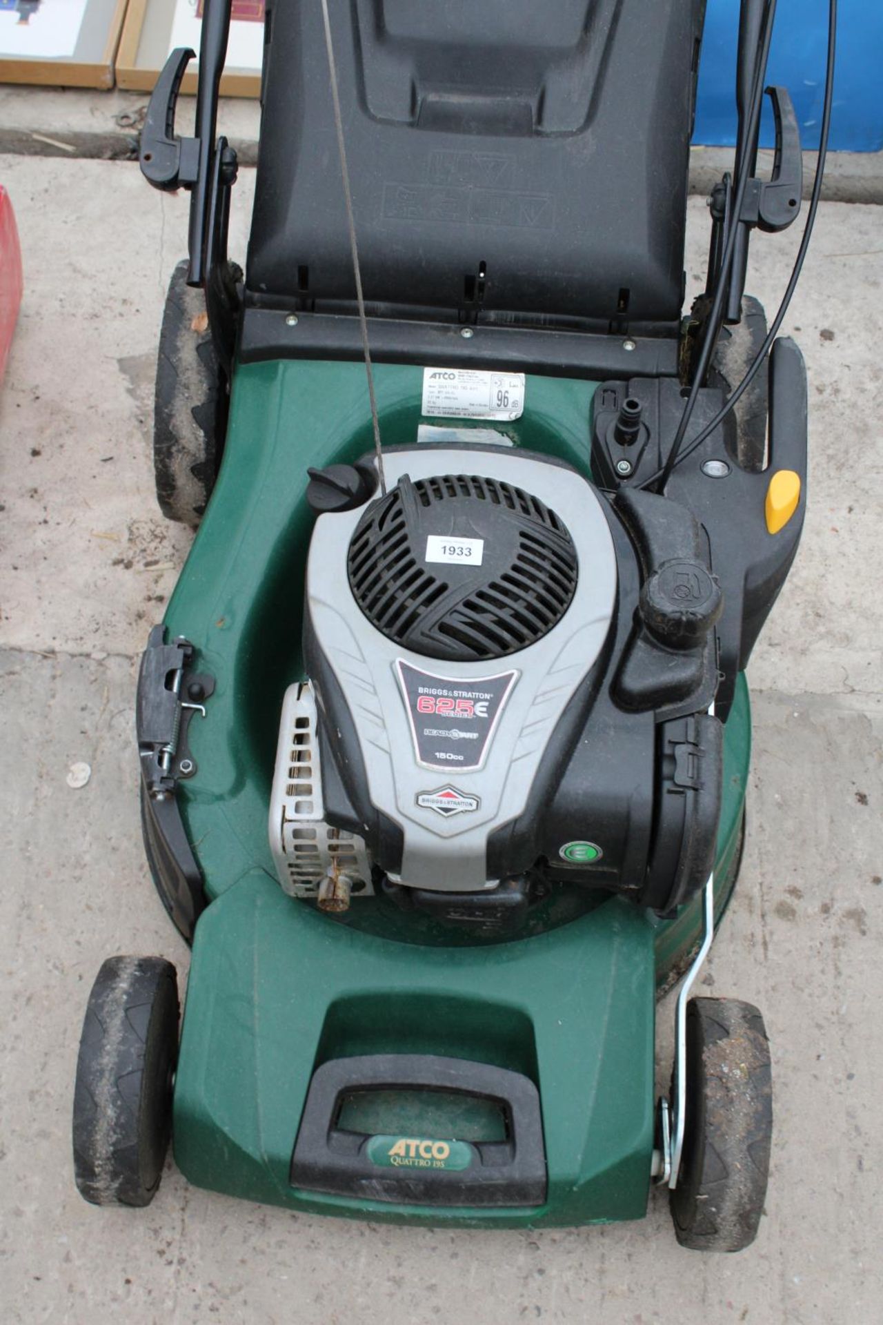 AN ATCO PETROL LAWN MOWER WITH GRASS BOX AND BRIGGS AND STRATTON ENGINE - Bild 2 aus 4