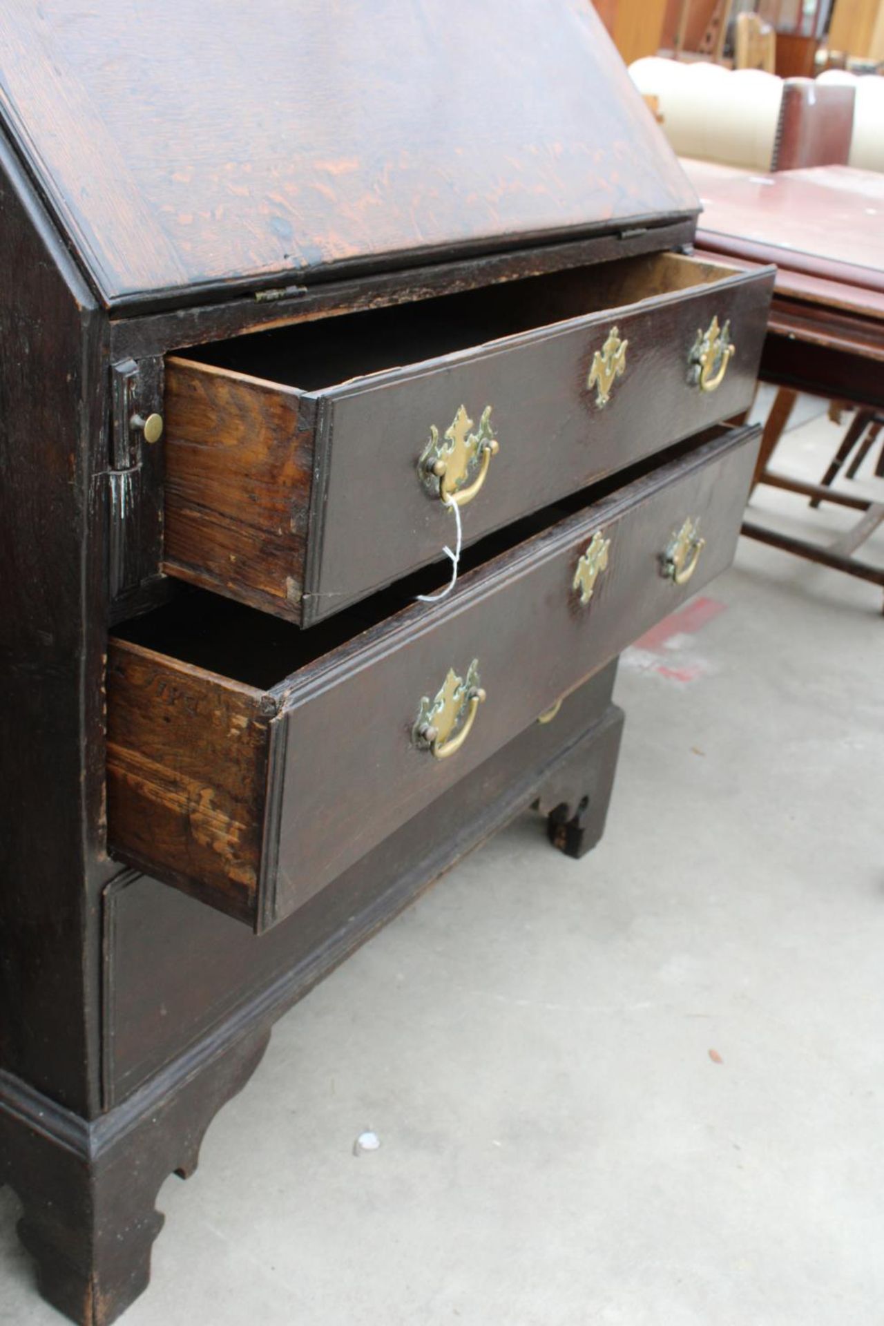 A GEORGE IV OAK BUREAU WITH FITTED INTERIORS, THREE GRADUATED DRAWERS AND BRACKET FEET, 34.5" WIDE - Image 4 of 4