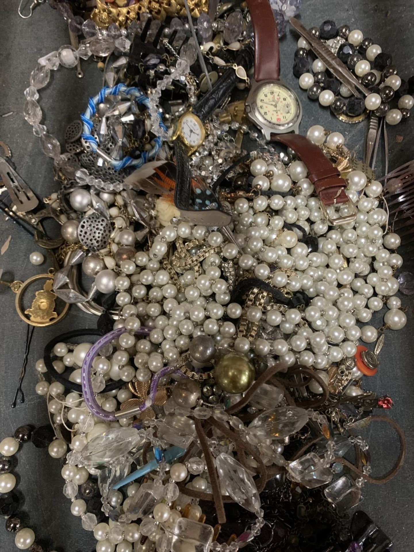 A QUANTITY OF COSTUME JEWELLERY TO INCLUDE NECKLACES, EARRINGS, BROOCHES ETC - Image 3 of 4