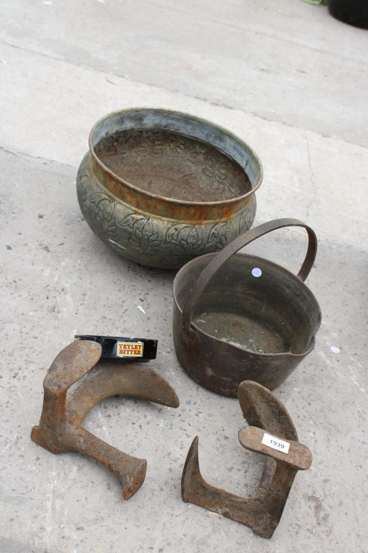 AN ASSORTMENT OF VINTAGE ITEMS TO INCLUDE COBBLERS LASTS AND A JAM PAN