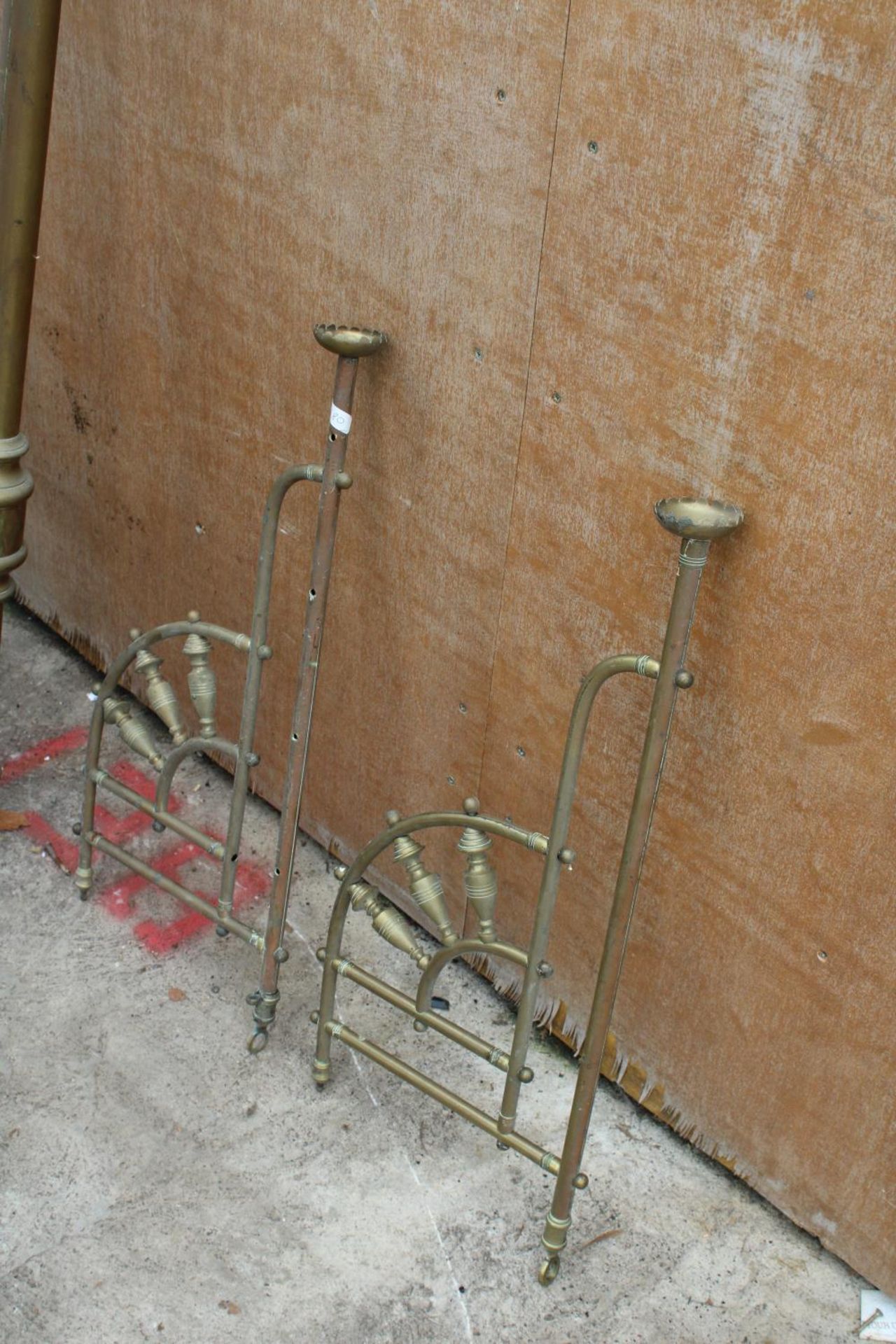 A VICTORIAN BRASS HALF TESTER 5' BEDSTEAD - Image 4 of 6