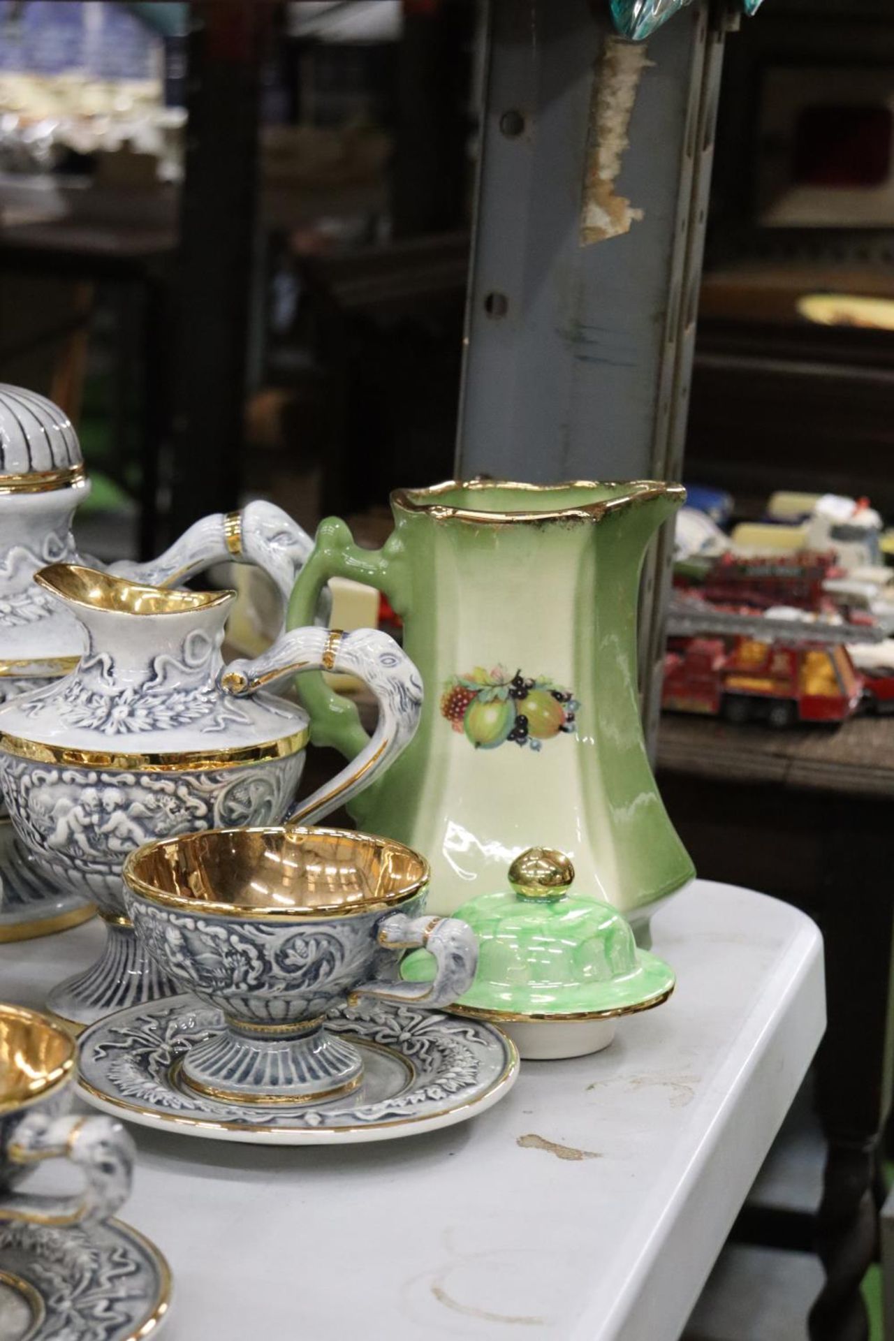 A R.CAPODIMONTE COFFEE SERVICE TO INCLUDE SIX CUPS AND SAUCERS, LARGE COFFEE POT, JUG AND SUGAR BOWL - Bild 4 aus 6