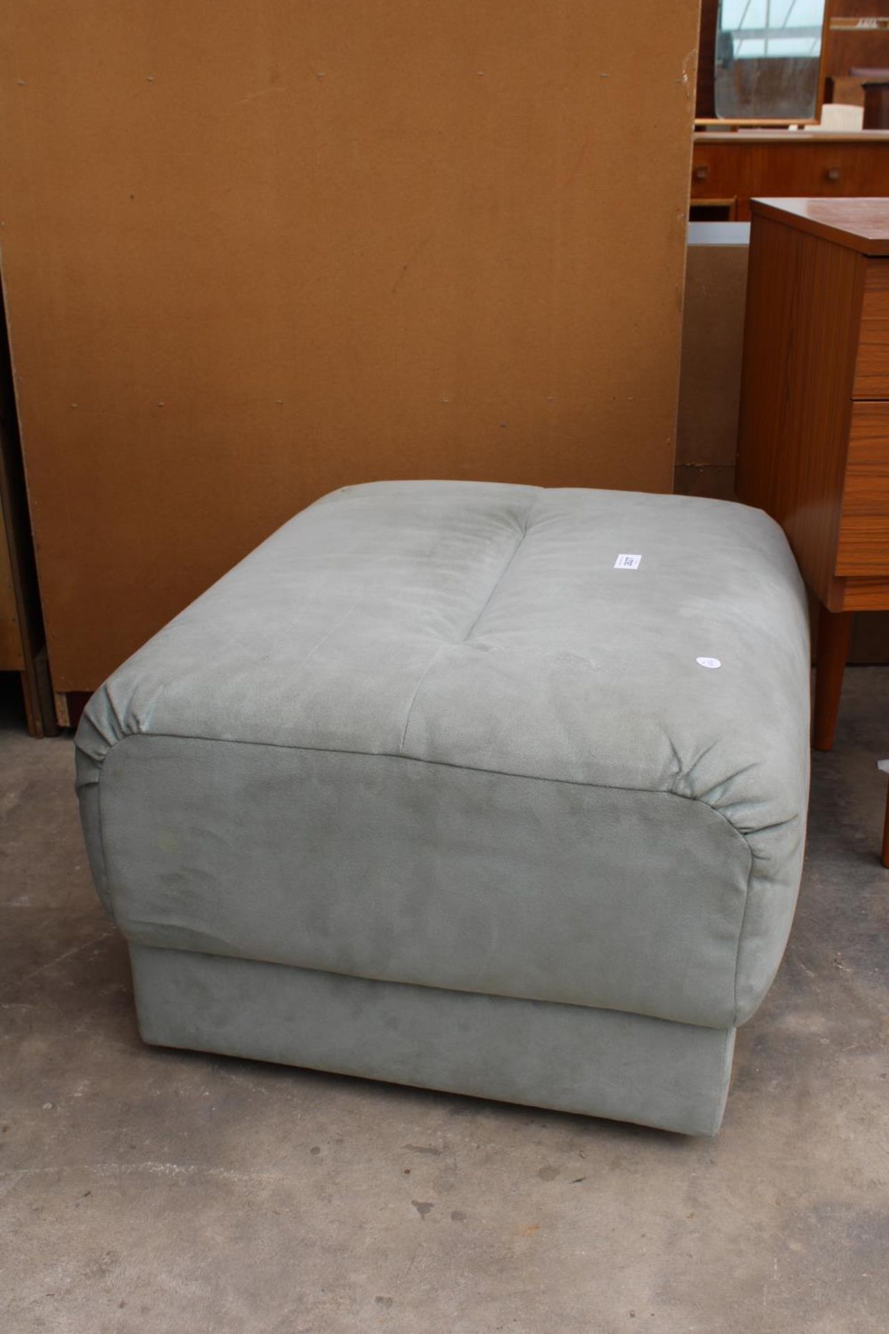 A MODERN UPHOLSTERED POUFFE, 25" X 23" - Image 2 of 3