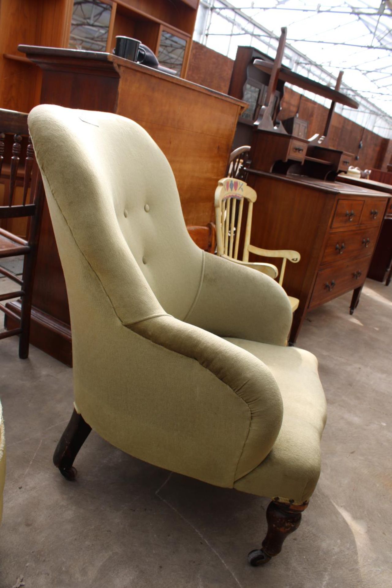 A VICTORIAN SPRUNG AND UPHOLSTERED LOUNGE CHAIR WITH BUTTON-BACK AND TURNED FRONT LEGS - Image 2 of 2