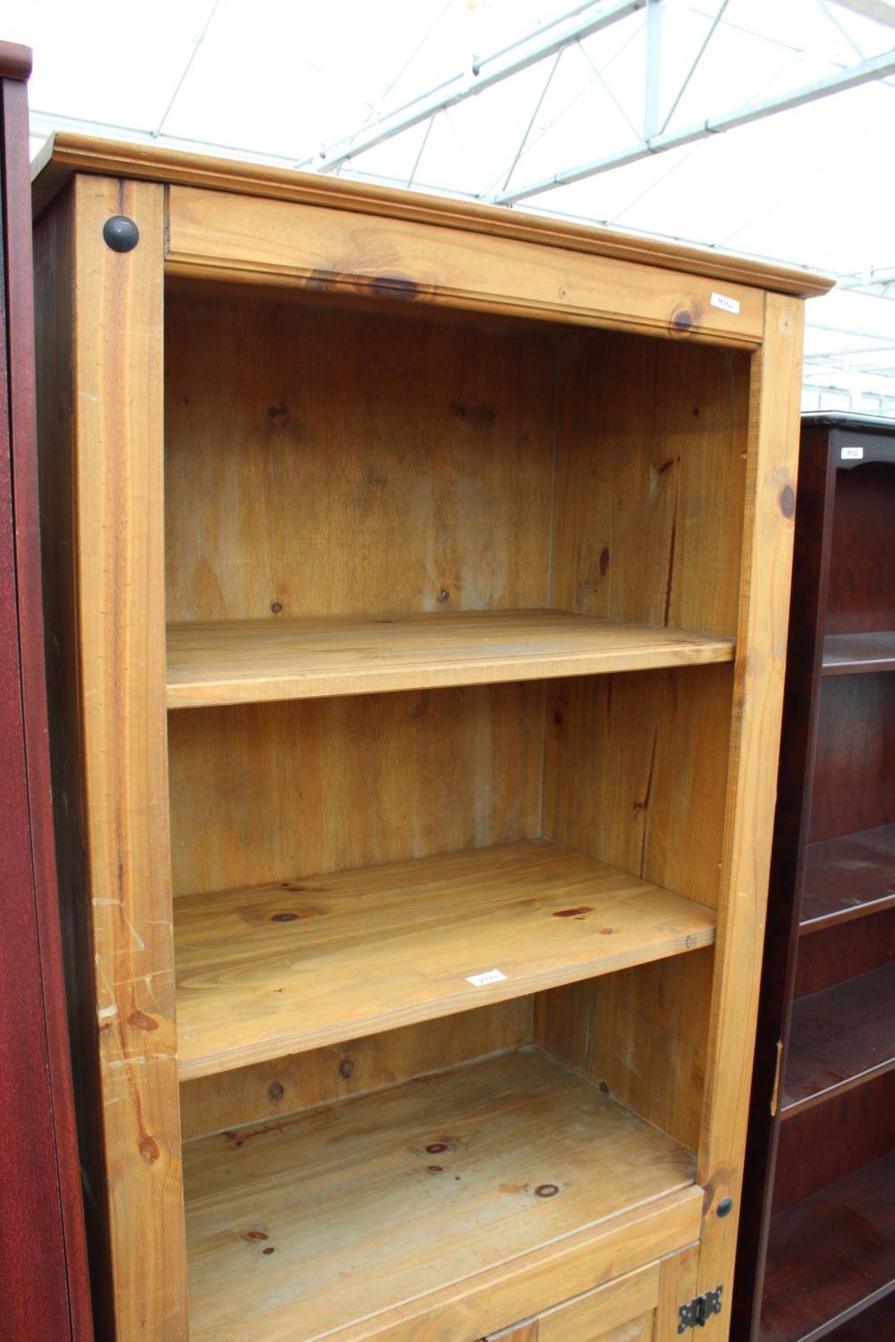 A MODERN MEXICAN PINE OPEN DISPLAY UNIT WITH CUPBOARDS TO BASE, 32" WIDE - Image 3 of 3