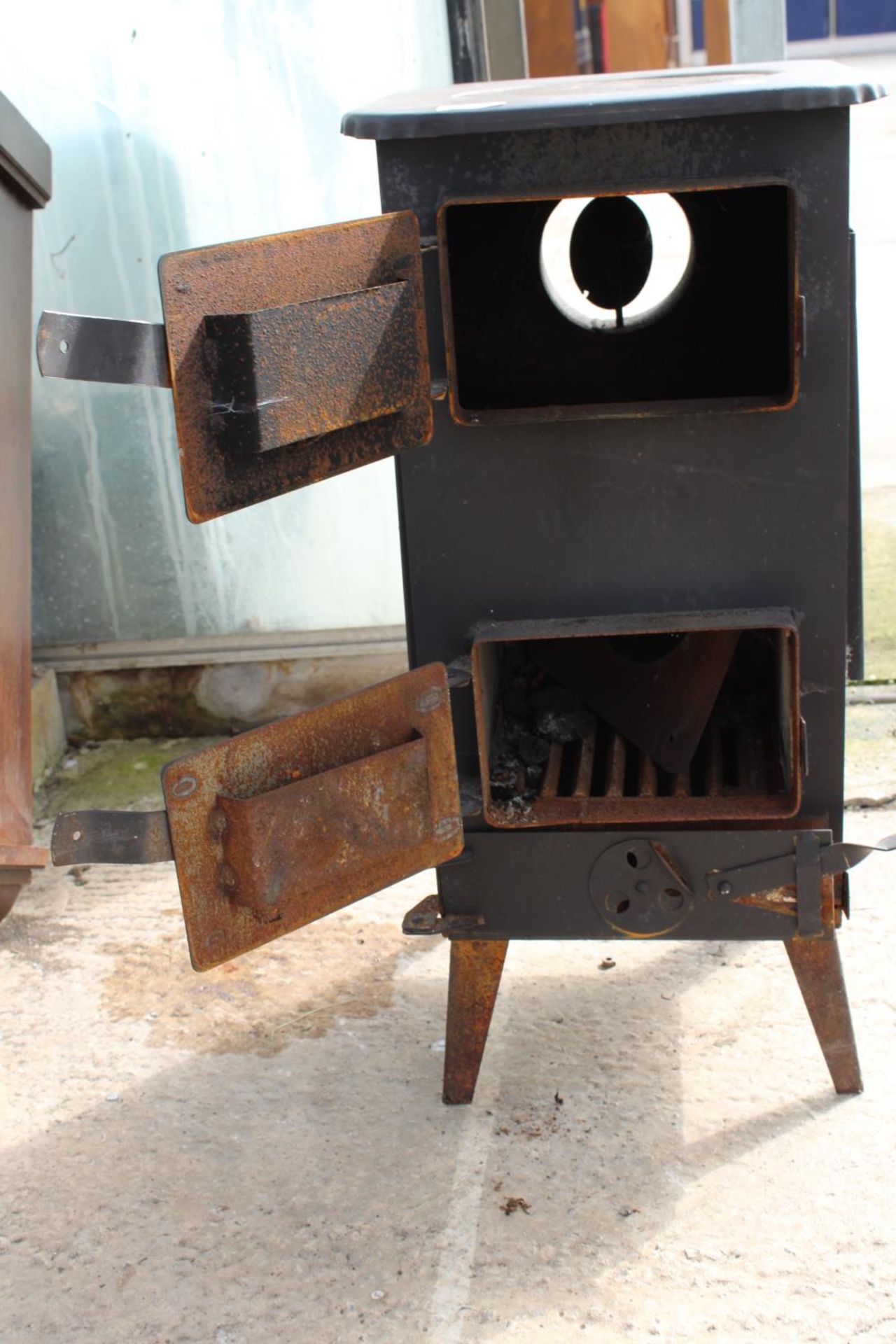 A VINTAGE CAST IRON STOVE - Image 3 of 5