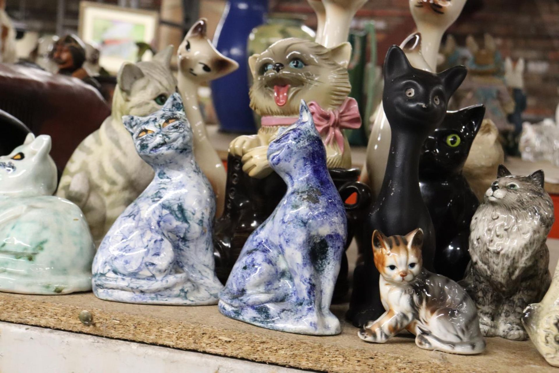 A MIXED LOT OF CAT ORNAMENTS - TO INCLUDE SOLO CRAFTS, BESWICK ETC - Image 6 of 6