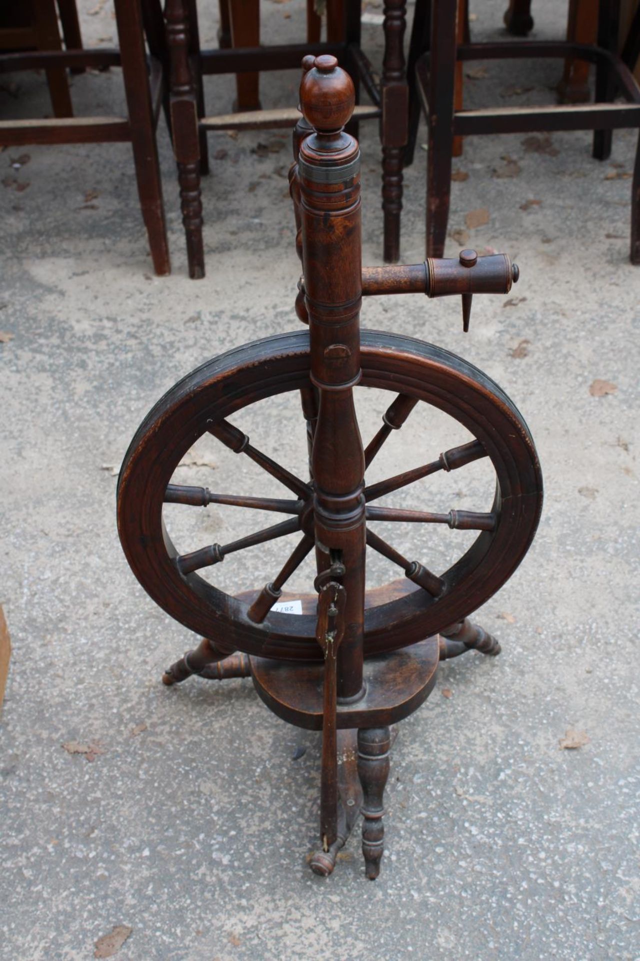 A BEECH FRAMED SPINNING WHEEL ON TURNED LEGS AND STRETCHERS - Bild 2 aus 5