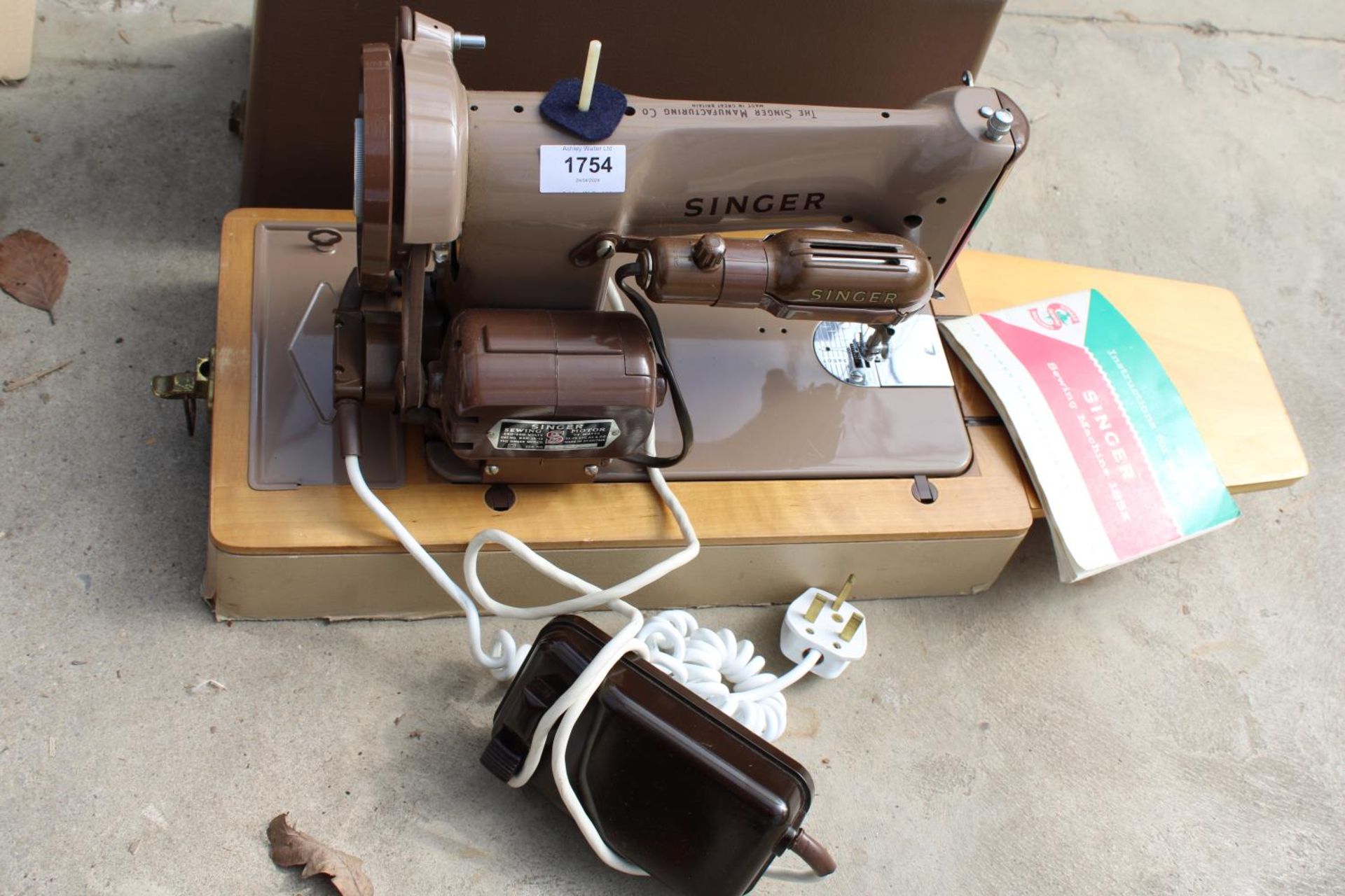 AN ELECTRIC SINGER SEWING MACHINE WITH FOOT PEDAL AND CARRY CASE - Image 2 of 5