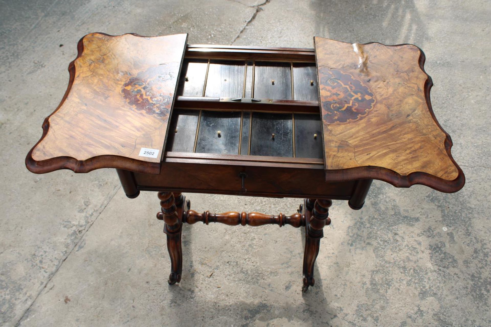 A VICTORIAN WALNUT SEWING TABLE WITH SLIDING TOP ENCLOSING 8 LIDDED COMPARTMENTS, ON BARLEY-TWIST - Bild 5 aus 10
