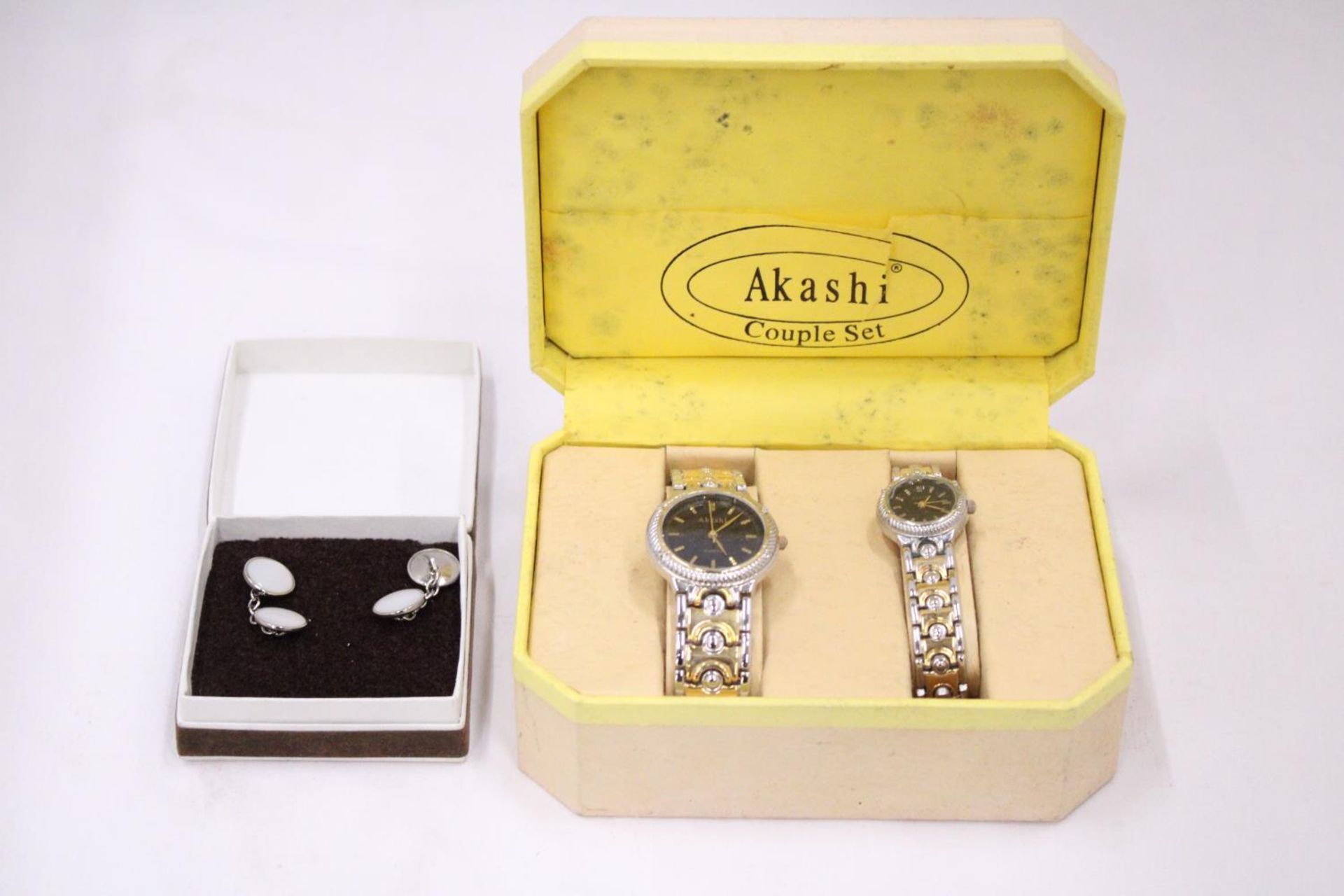 A COUPLES AKASHI WATCH SET TOGETHER WITH PAIR OF CUFFLINKS
