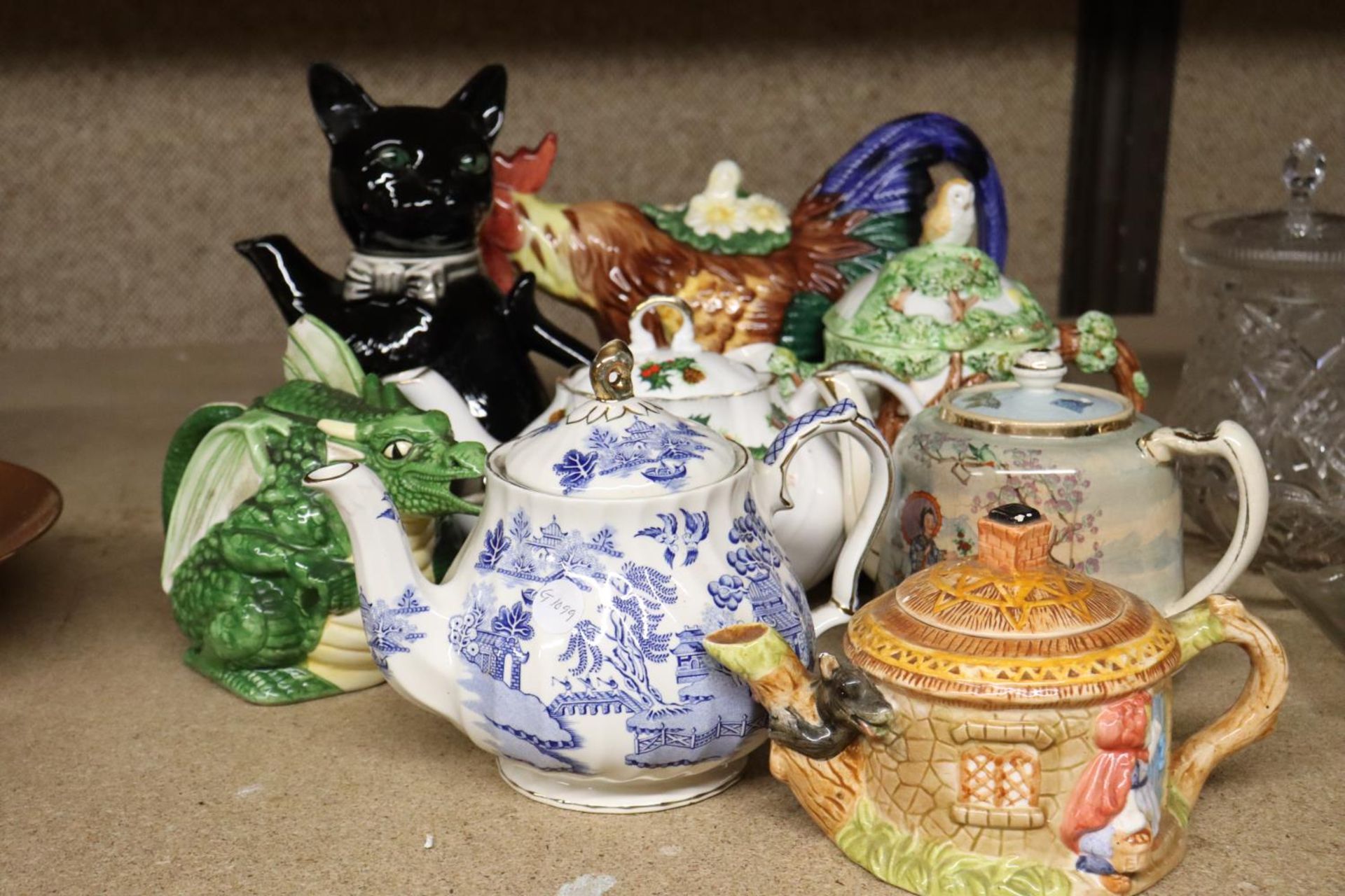 ACOLLECTION OF EIGHT TEAPOTS TO INCLUDE NOVELTY - Image 2 of 8