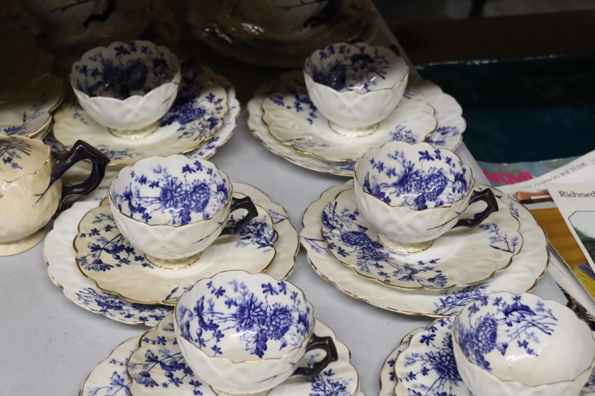 A VINTAGE CHINA TEASET SET, WITH BLUE AND WHITE PATTERN AND FLUTED EDGES, TO INCLUDE CAKE PLATES, - Image 4 of 5