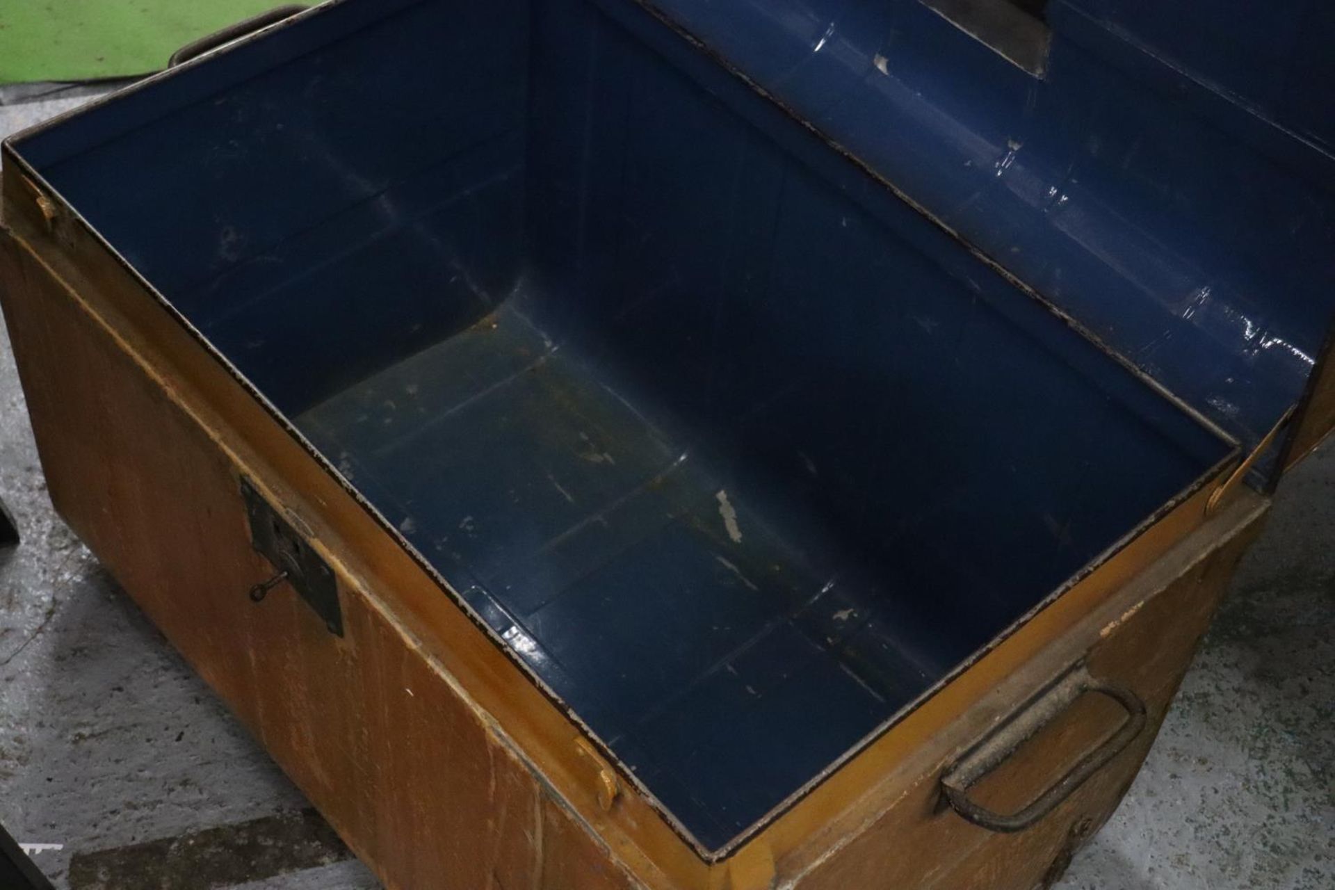 A WW2 MILITARY CHEST WITH BRASS LOCK - Image 6 of 6