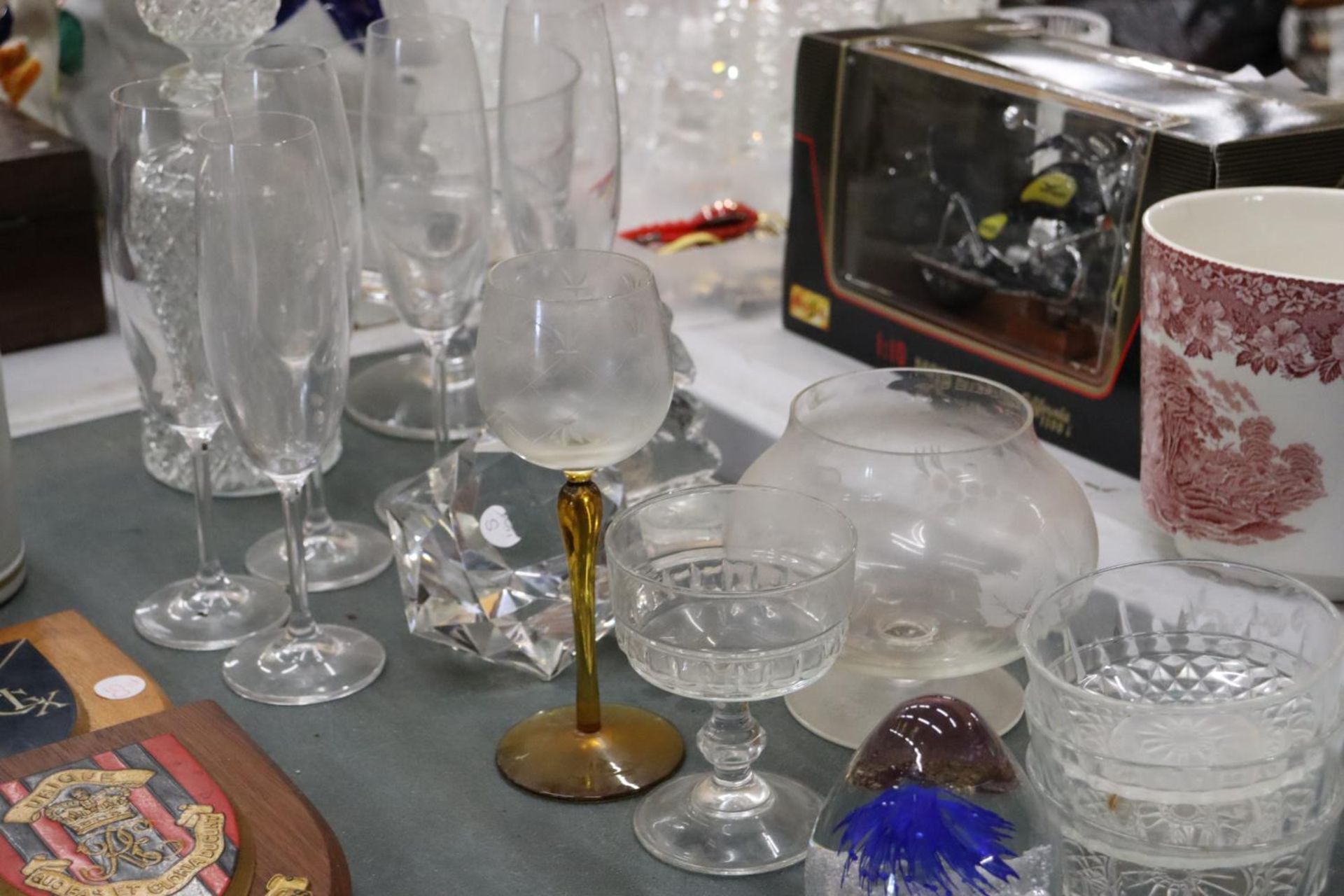 A QUANTITY OF GLASSWARE TO INCLUDE DRINKING GLASSES, PAPERWEIGHT, DECANTER, ETC., - Image 2 of 5