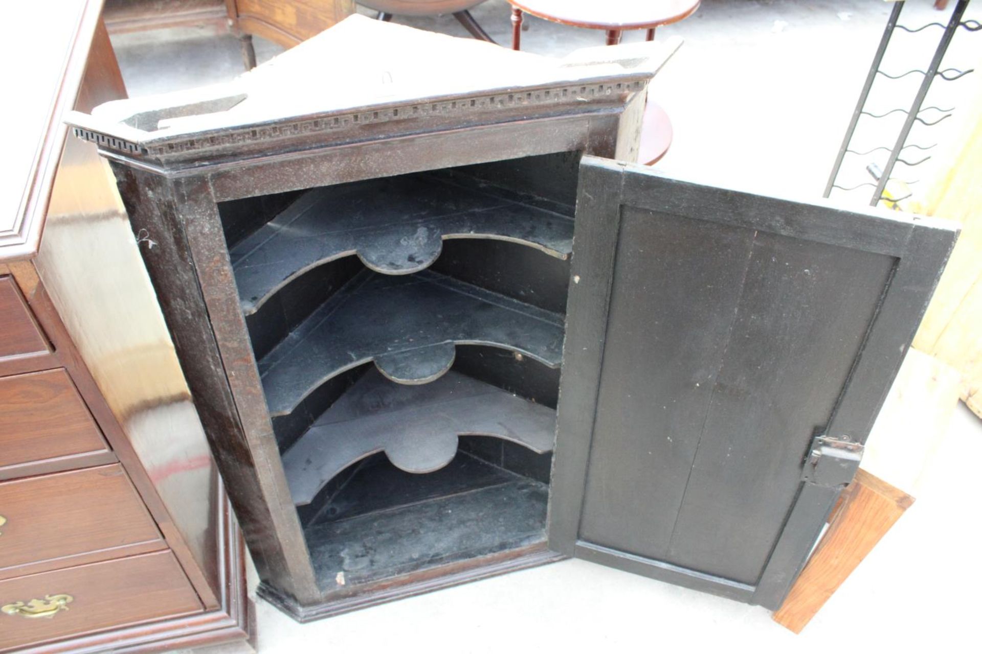 A GEORGE III OAK AND CROSSBANDED CORNER CUPBOARD WITH H BRASS HINGES AND SHAPED INTERIOR SHELVES, - Bild 2 aus 2