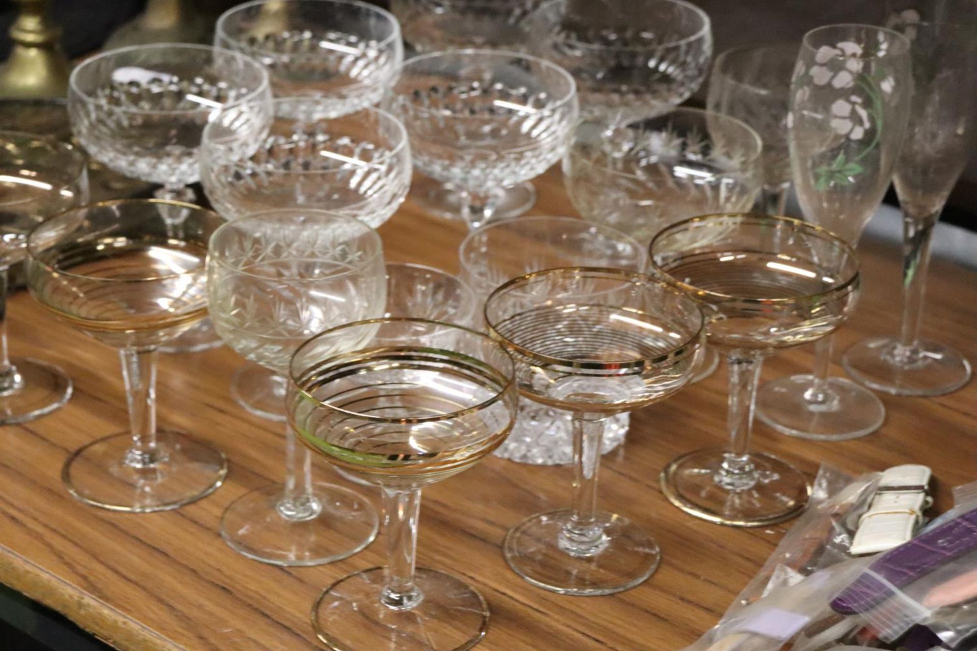 A MIXED LOT OF GLASSWARE TO INCLUDE COCKTAIL GLASSES, WINE GLASSES ETC - Image 5 of 6