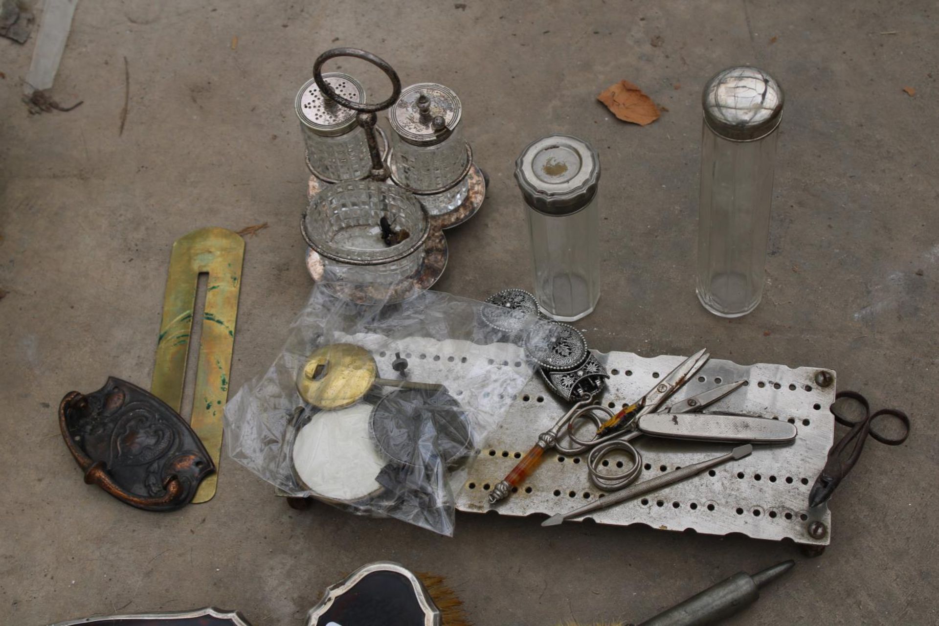 AN ASSORTMENT OF ITEMS TO INCLUDE HALLMARKED SILVER DRESSING TABLE BRUSHES, A CRUET SET AND SCISSORS - Image 2 of 4