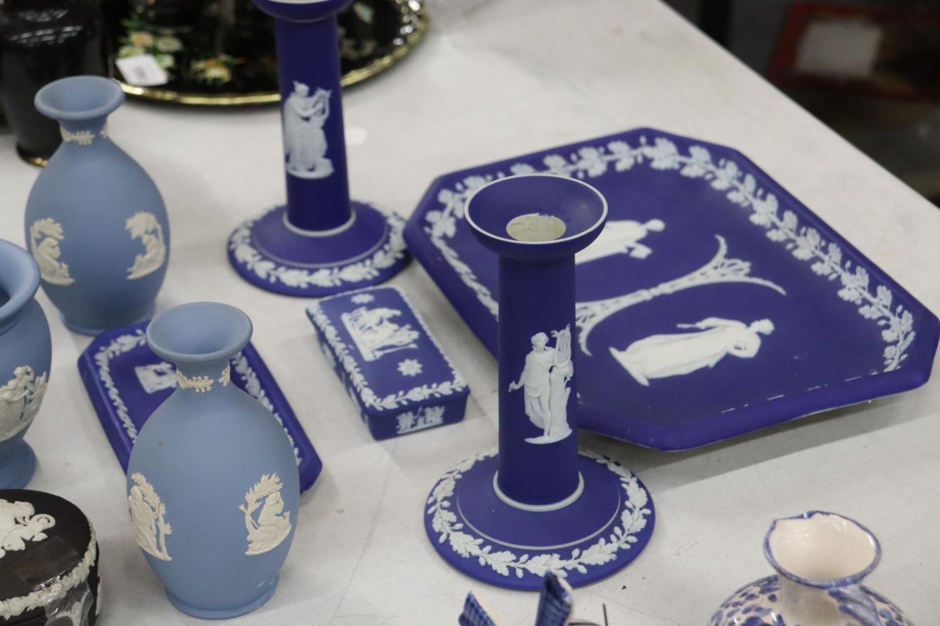 A MIXED LOT OF WEDGEWOOD TO INCLUDE CANDLESTICKS, TRINKET BOXES, VASES ETC PLUS A FURTHER - Image 5 of 6