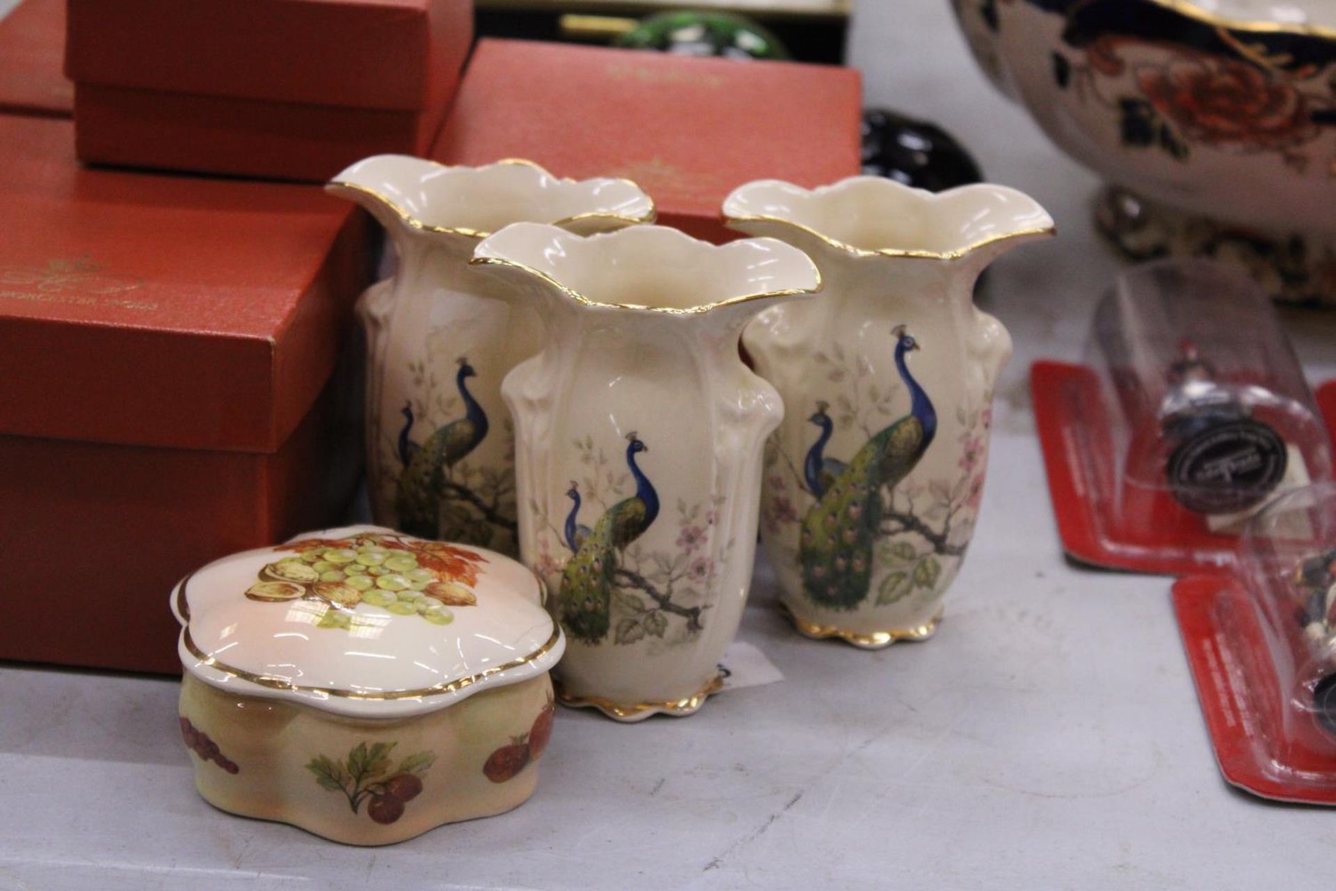 FOUR BOXED ROYAL WORCESTER, SPODE CERAMICS, THREE VASES AND ONE TRINKET BOX, A LARGE BOXED HEAVY - Image 2 of 7