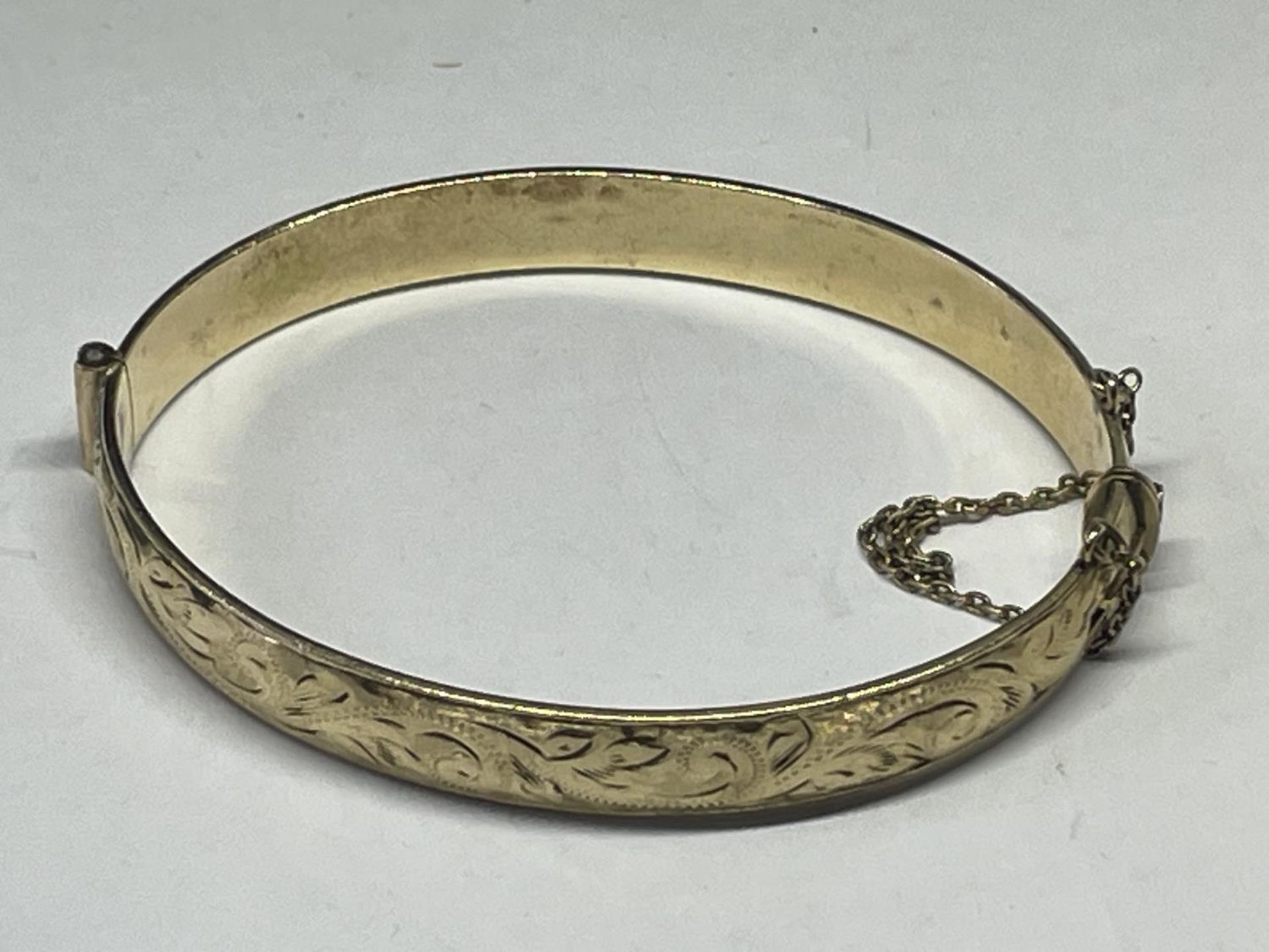 A 9A CARAT GOLD PLATED BANGLE