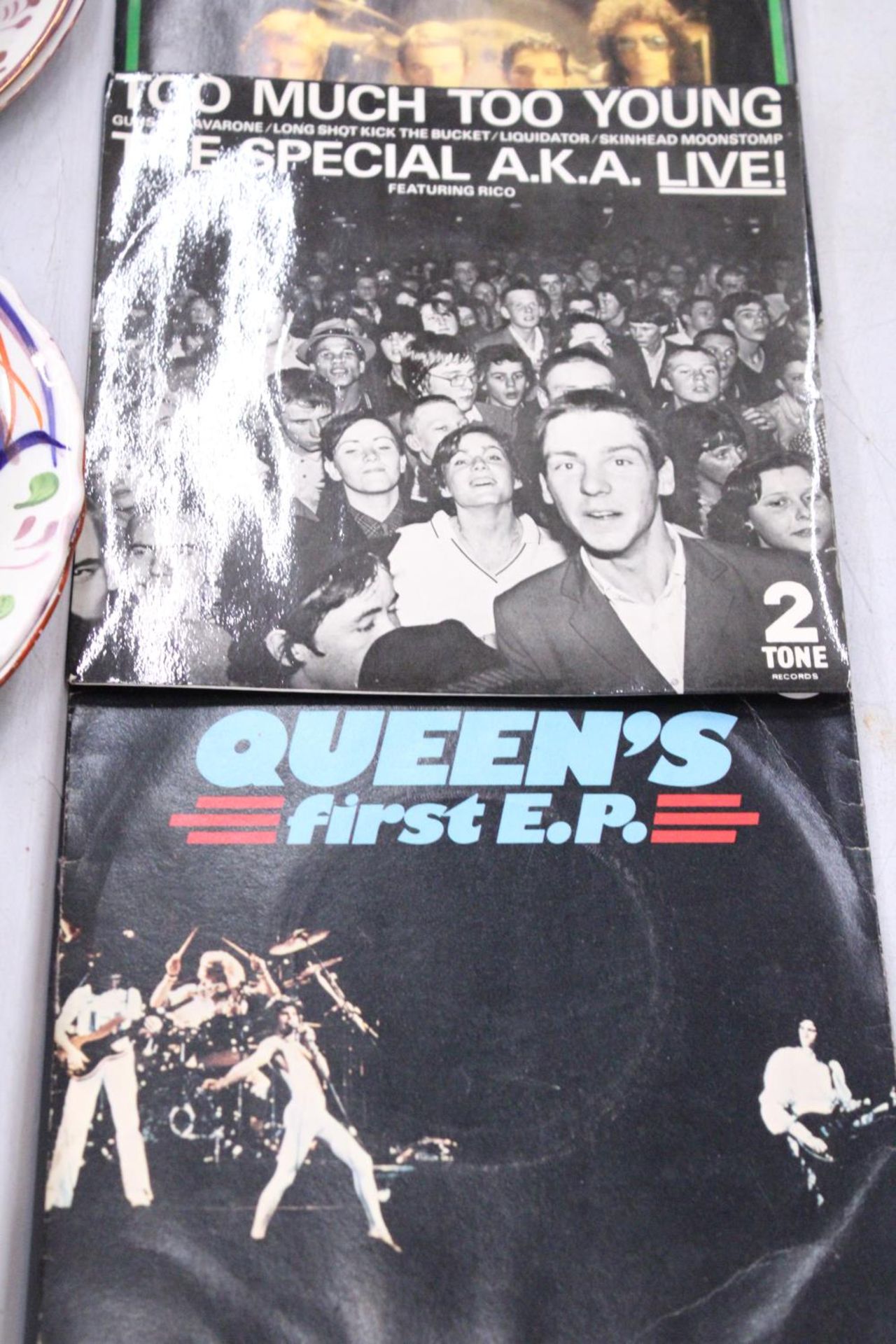 FIVE VINYL RECORDS TO INCLUDE QUEEN, THE BEATLES AND THE SPECIALS, ETC - Image 3 of 5