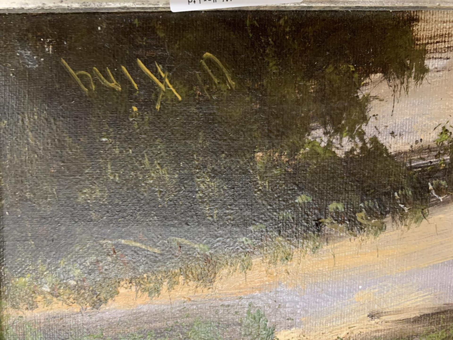 A FRAMED OIL ON CANVAS OF A COTTAGE AND RIVER SCENE, SIGNED KING, IN A GILT FRAME, 80CM X 50CM - Bild 2 aus 5