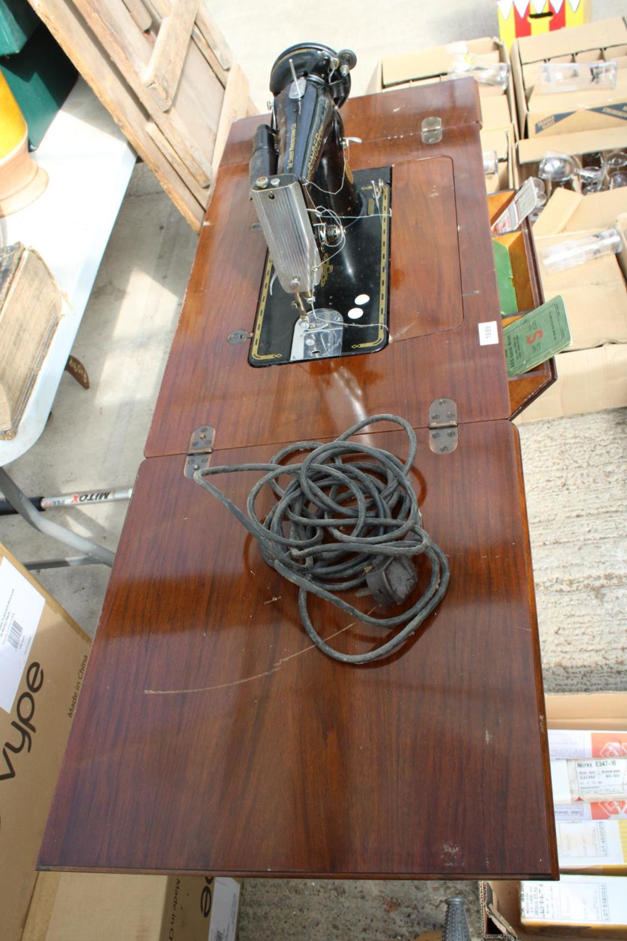 A VINTAGE SEWING TABLE WITH SINGER SEWING MACHINE BELIEVED IN WORKING ORDER BUT NO WARRANTY - Image 4 of 5