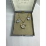 A SILVER EARRING AND NECKLACE SET IN A PRESENTATION BOX