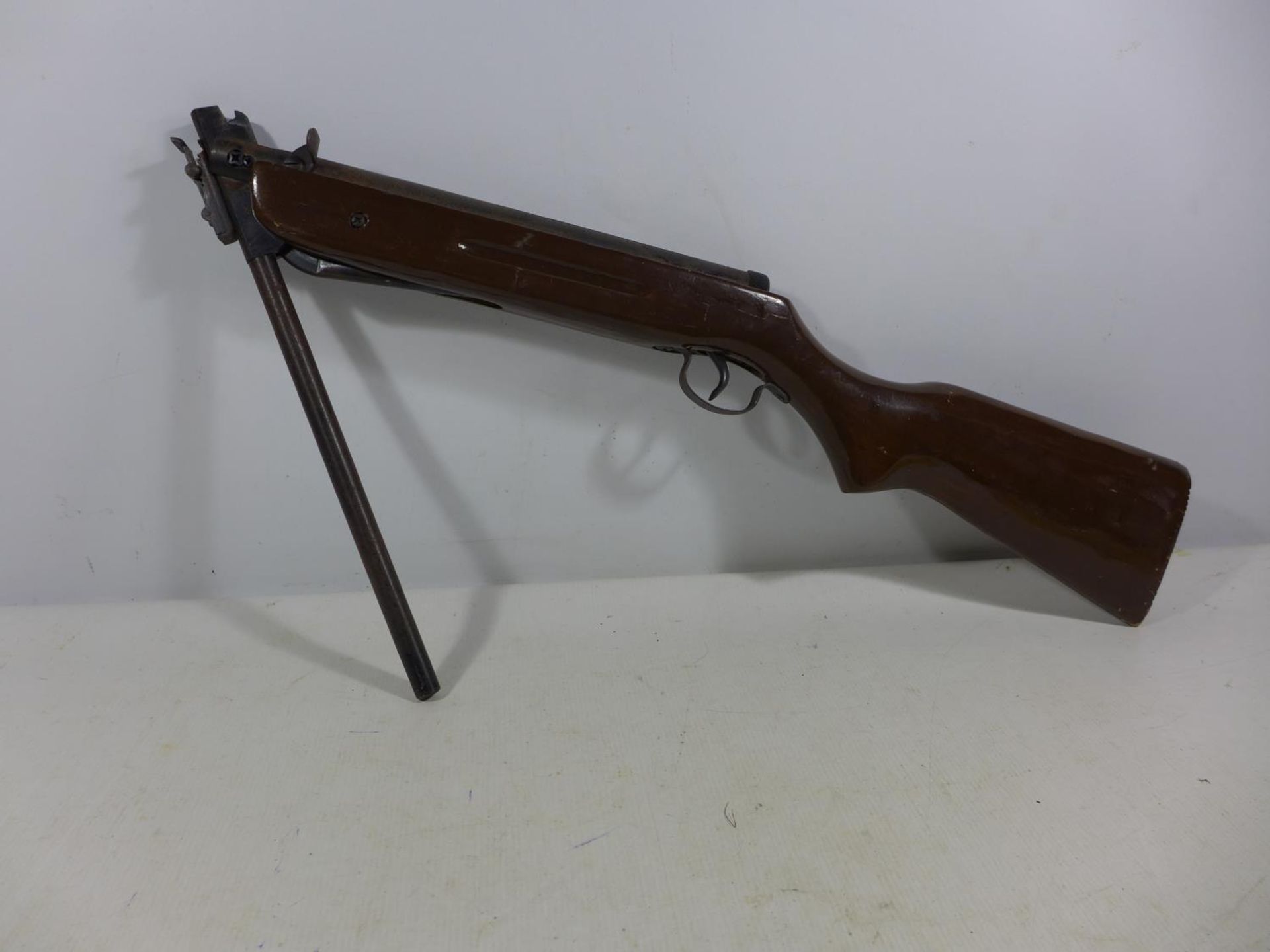 A .22 CALIBRE AIR RIFLE SERIAL NUMBER 110424451, 36CM BARREL, LENGTH 96CM, TOGETHER WITH SLIP CASE - Image 7 of 8