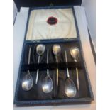 A SET OF SIX SILVER HALLMARKED SHEFFIELD TEASPOONS IN A PRESENTATION BOX