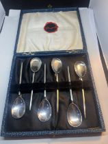 A SET OF SIX SILVER HALLMARKED SHEFFIELD TEASPOONS IN A PRESENTATION BOX