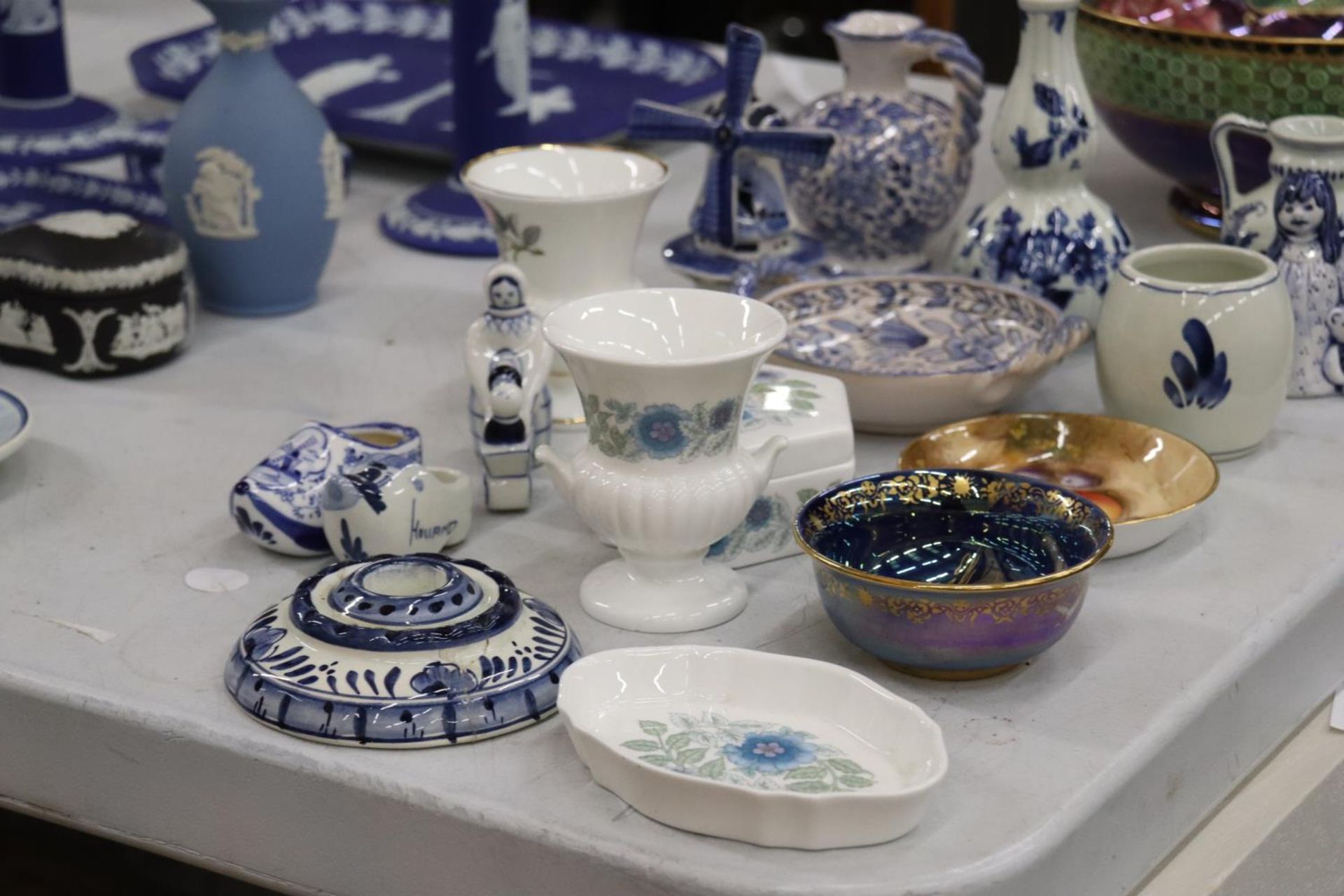 A MIXED LOT OF CERAMICS TO INCLUDE A MALING BOWL, DEVON LUSTRINE DISH, WEDGWOOD, ETC - Image 4 of 5