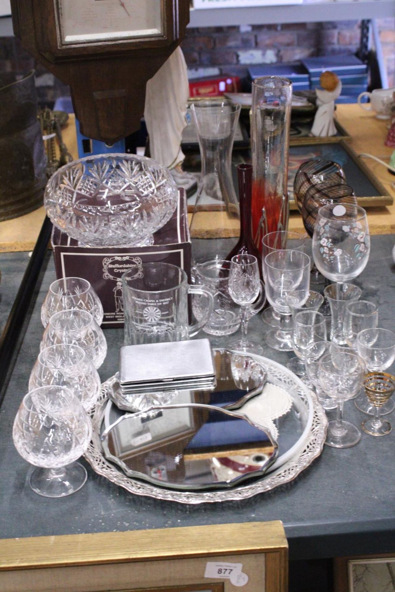 A MIXED LOT OF GLASSWARE TO INCLUDE WINE GLASSES, VASES, A STAFFORDSHIRE CRYSTAL BOWL, TWO MIRRORS