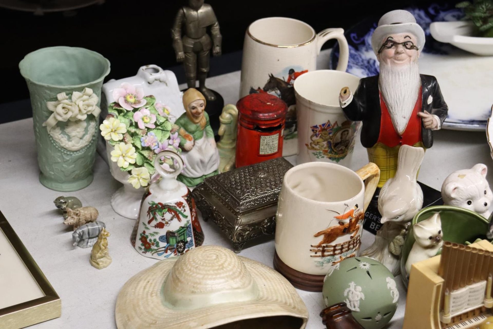 A LARGE MIXED LOT TO INCLUDE TANKARDS, FIGURES, ETC - Bild 4 aus 5
