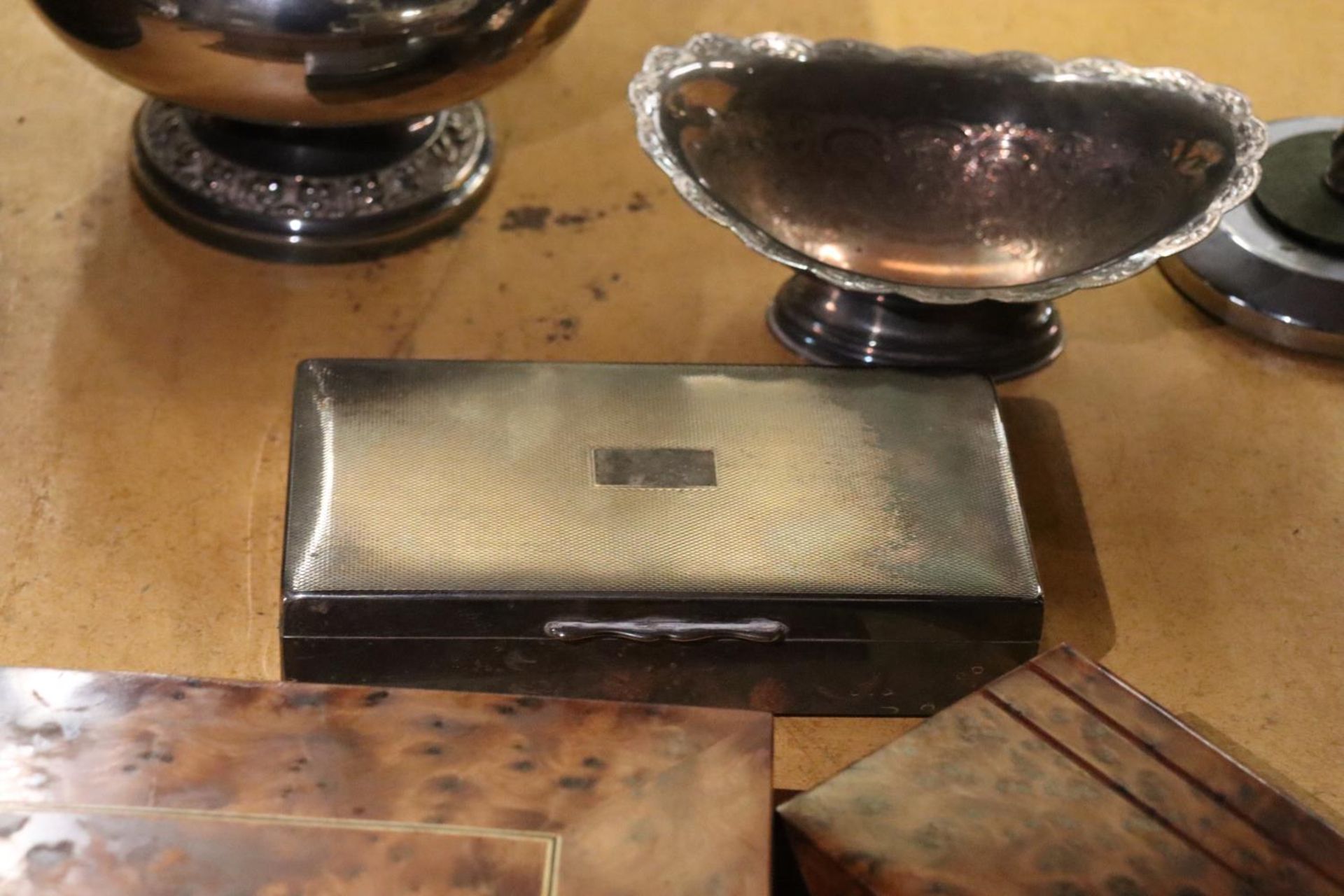 A QUANTITY OF SILVER PLATED ITEMS TO INCLUDE A CAKE STAND, ROSE BOWL, CANDLESTICK, BOX AND BOWL - Image 4 of 5