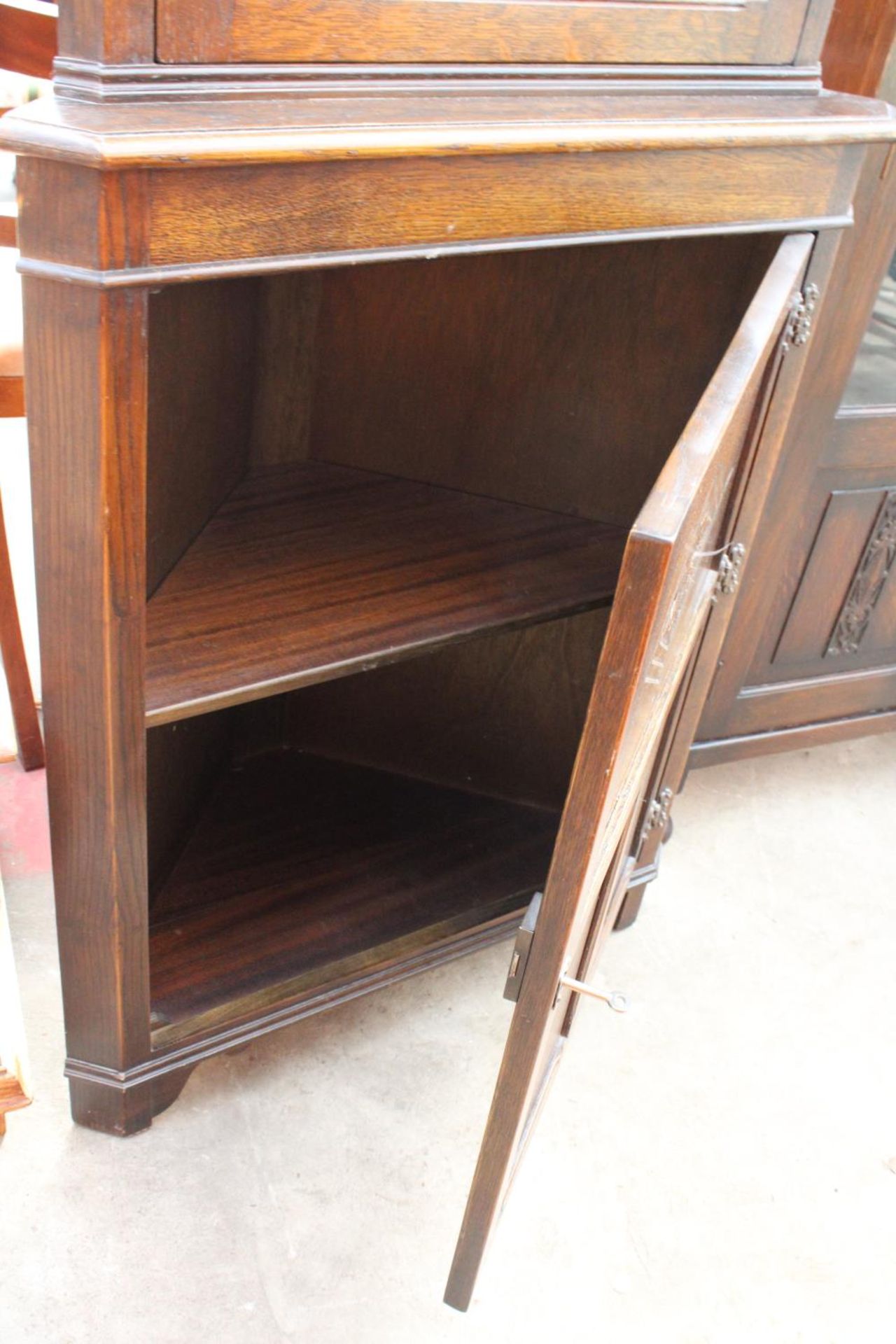 A MODERN OAK CORNER CUPBOARD WITH GLAZED AND LEADED UPPER PORTION - Image 4 of 5