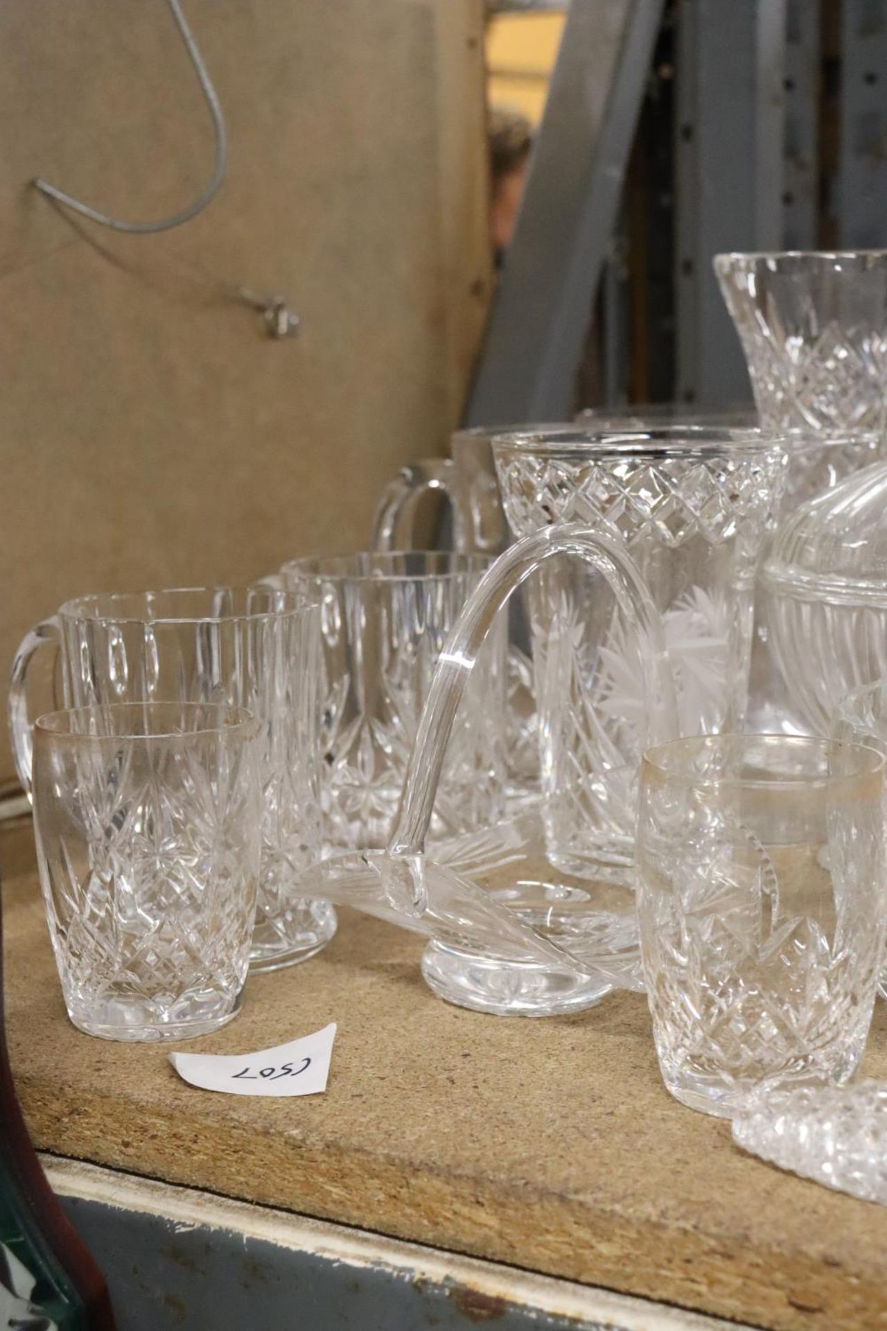 A QUANTITY OF GLASSWARE TO INCLUDE VASES, BOWLS, TUMBLERS, ETC - Image 3 of 6