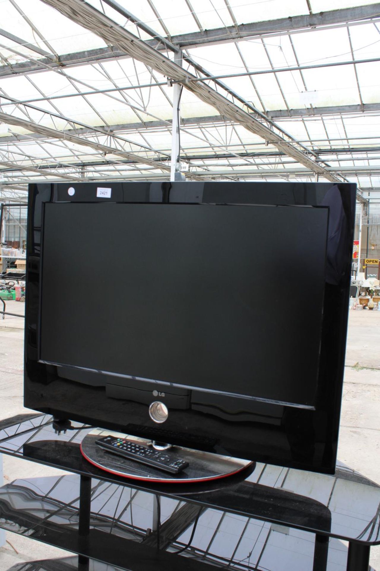 AN LG 32" TELEVISION WITH REMOTE CONTROL - Bild 2 aus 3