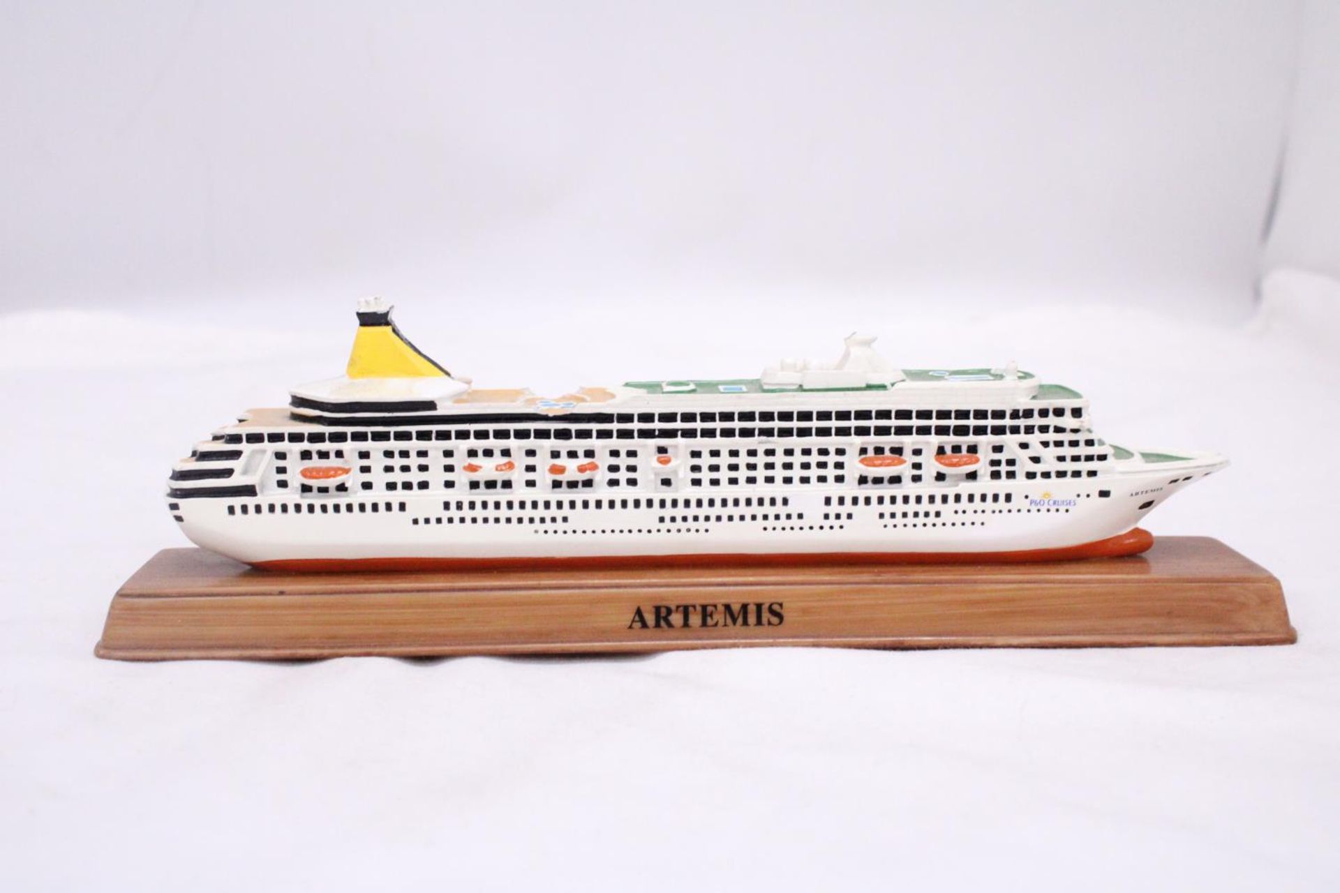 A HEAVY SOLID OCEAN LINER ON WOODEN STAND (ARTEMIS), LENGTH 26CM, HEIGHT 6CM - Image 2 of 6