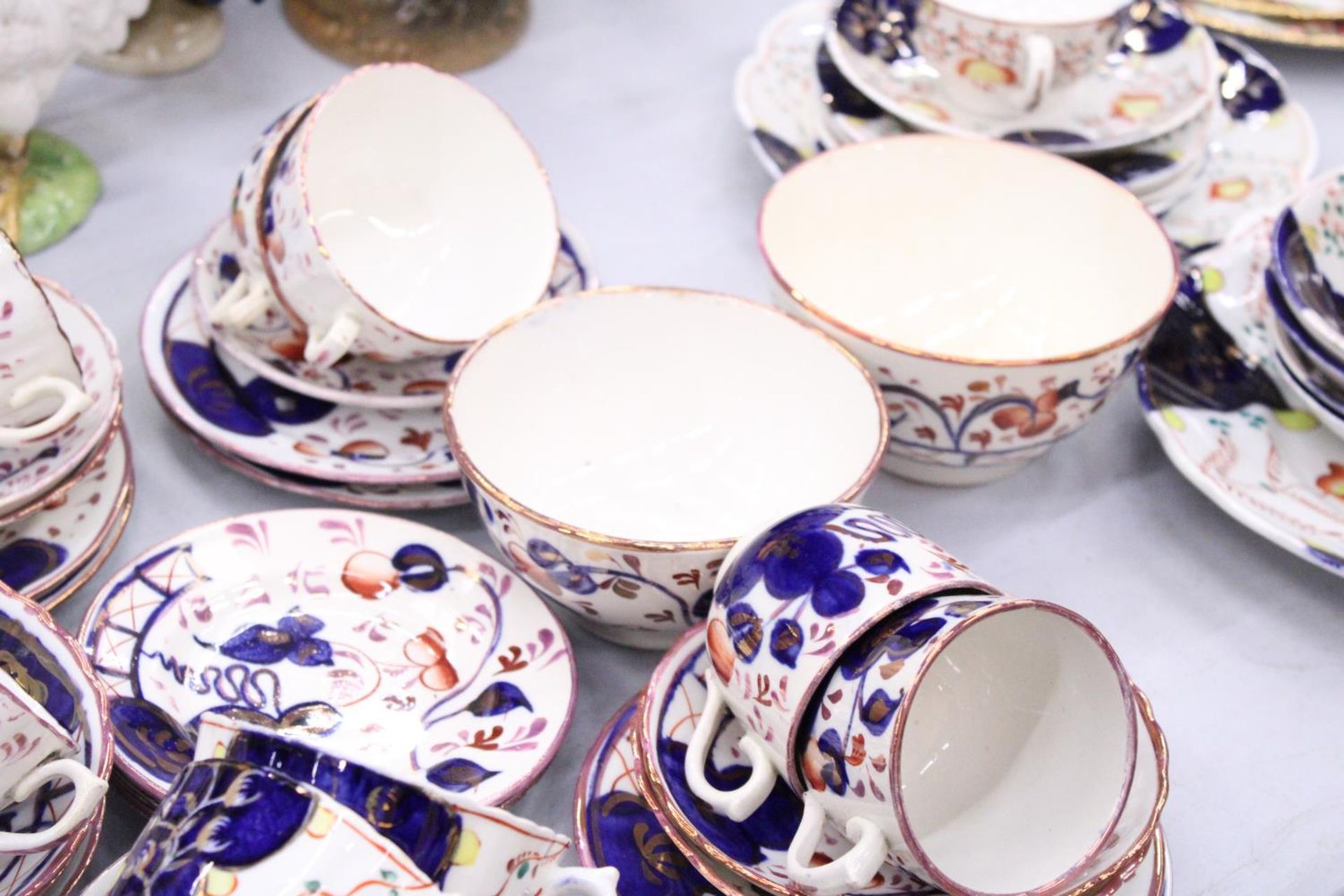 A LARGE QUANTITY OF VINTAGE GAUDY WELSH TEAWARE TO INCLUDE CAKE PLATES, SUGAR BOWLS, CUPS, SAUCERS - Image 3 of 5