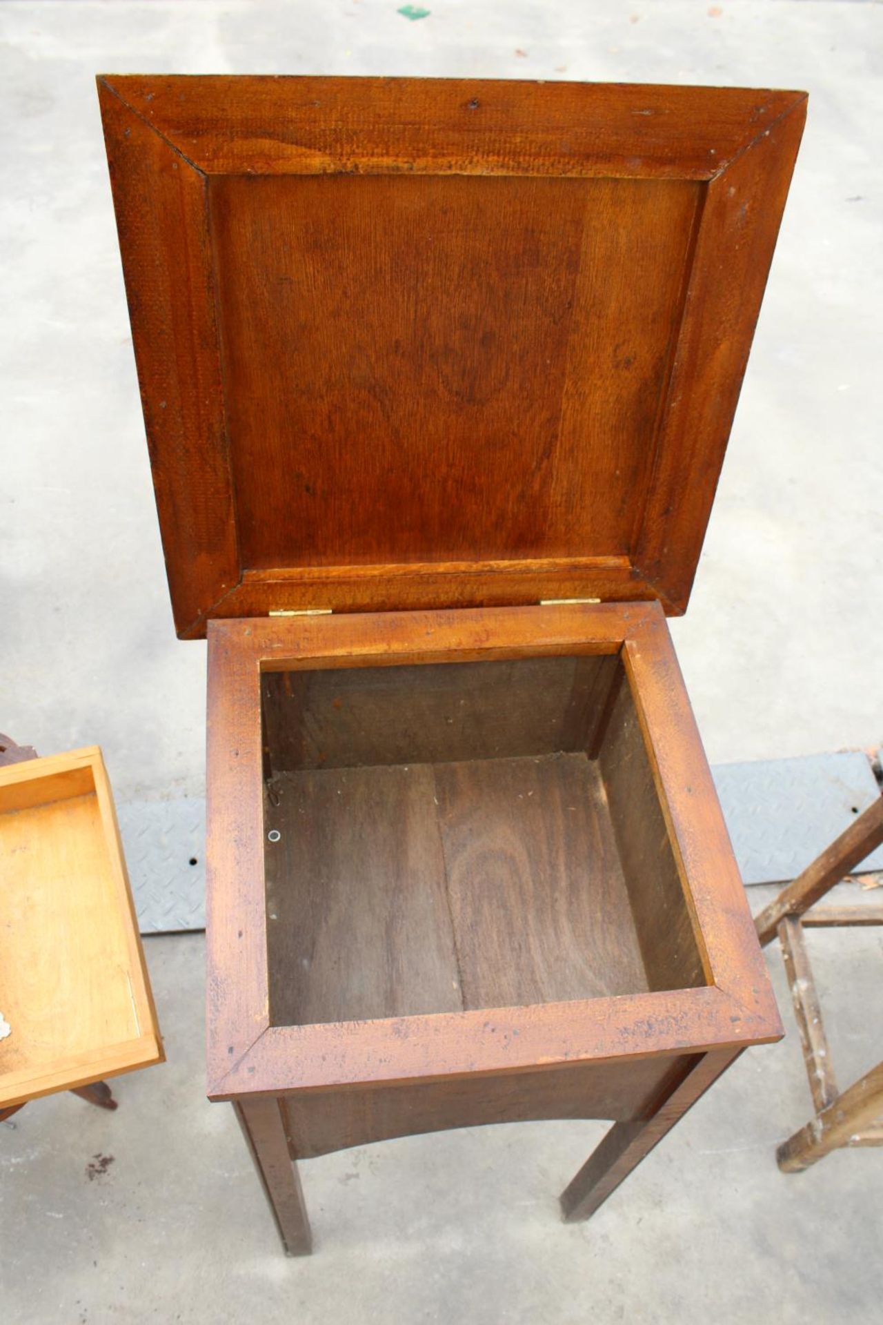 A MID 20TH CENTURY WORK BOX/TABLE - Image 3 of 3