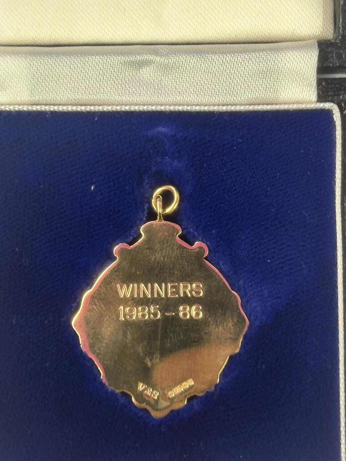 A HALLMARKED 9 CARAT GOLD & ENAMEL FOOTBALL LEAGUE MILK CUP WINNERS MEDAL 1985-1986 SEASON, BY - Bild 4 aus 5